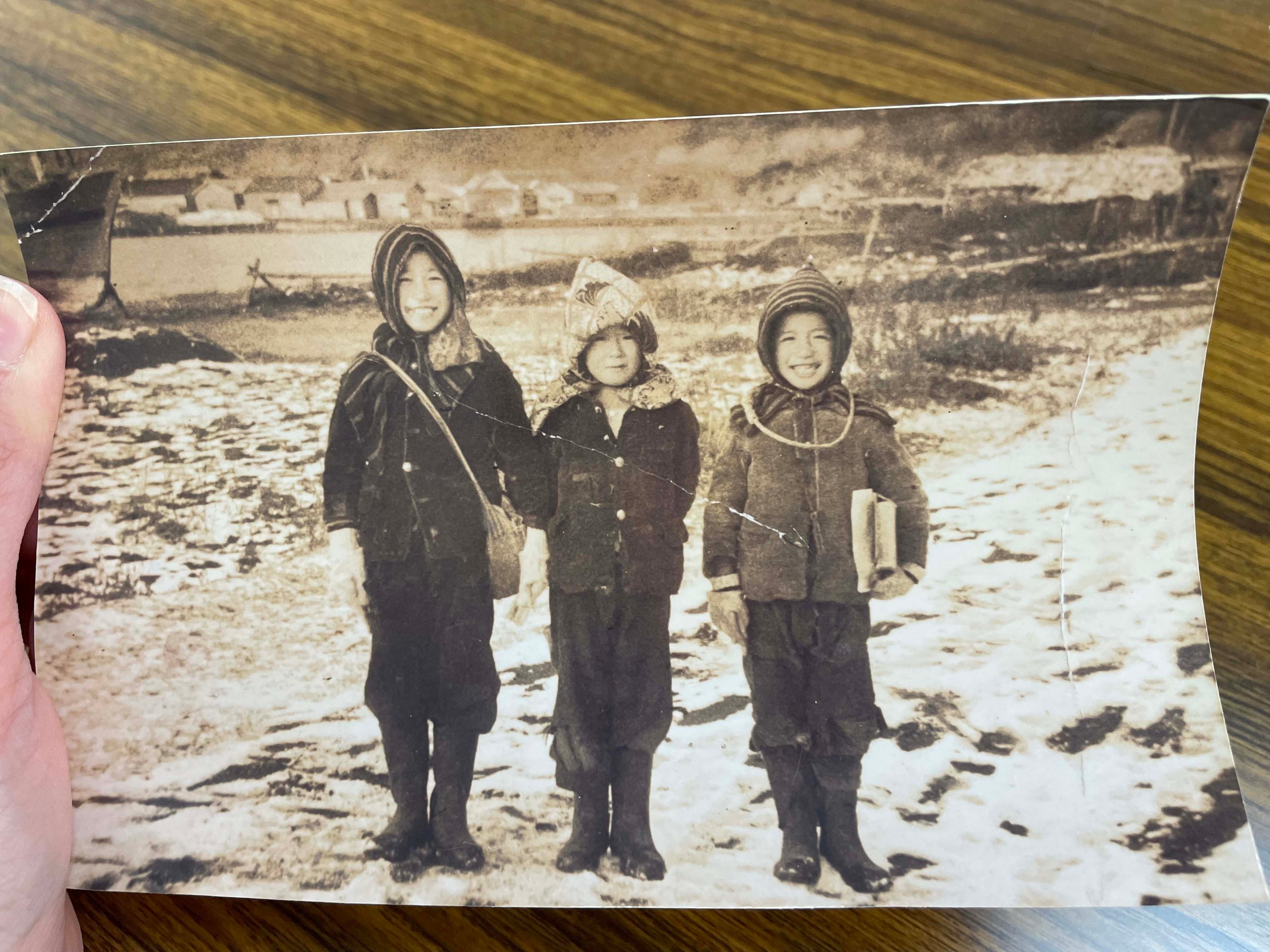 A photo of Hiroshi Tokuno and his siblings when they lived on Shikotan