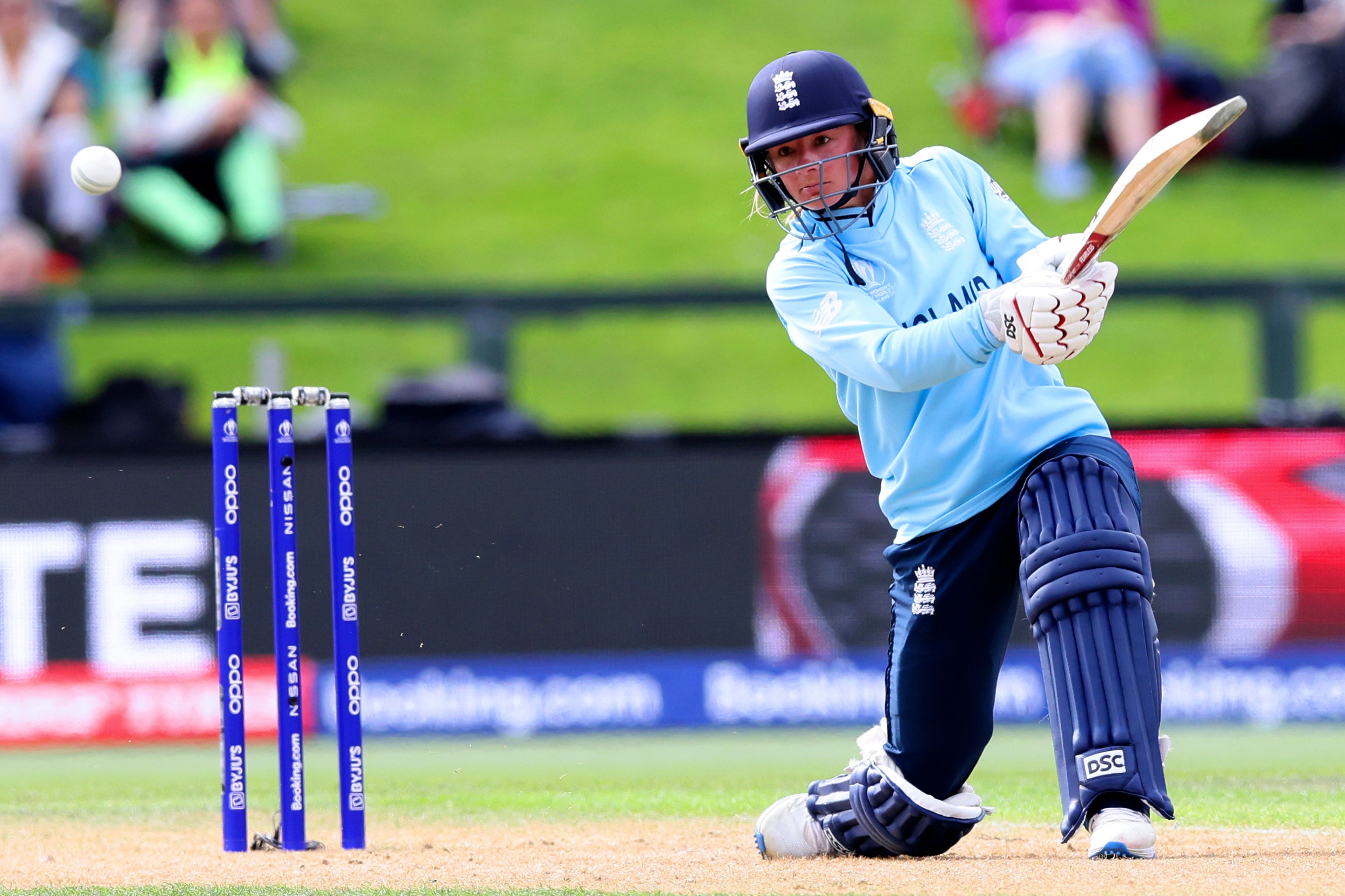 Heather Knight has called on her team to retain their crown