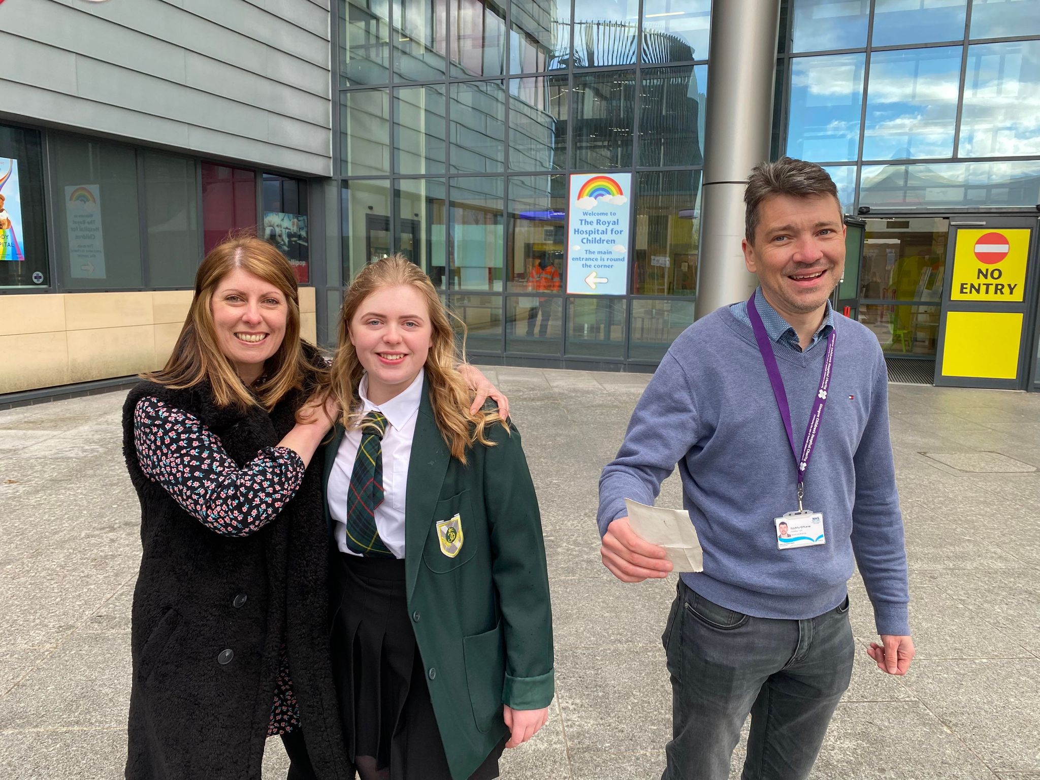 Schoolgirl Beth McKenzie and her mother Clare with Roddy O’Kane, the surgeon who removed a tumour the size of an orange from the youngster’s brain (NHS Greater Glasgow and Clyde/PA)