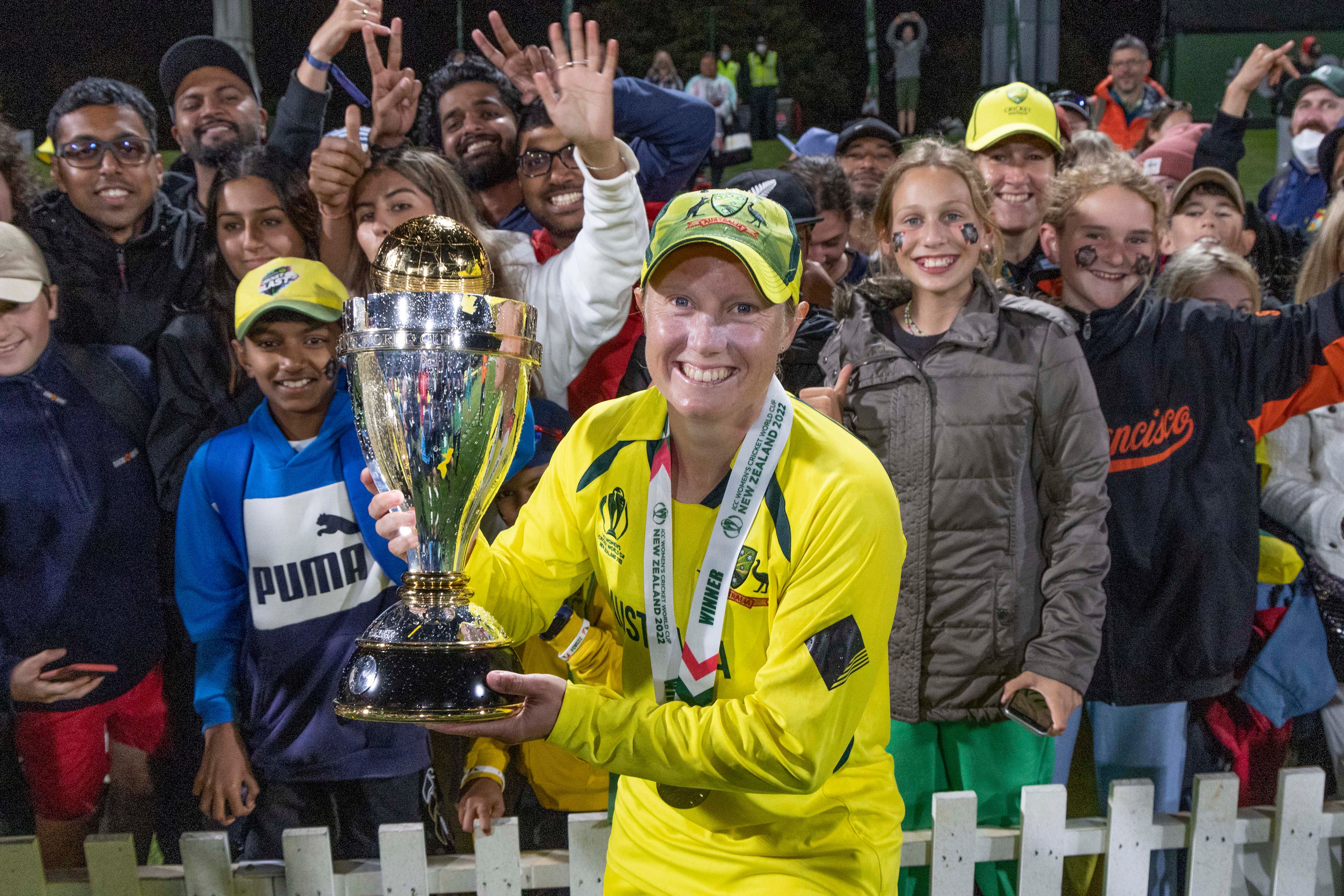 Alyssa Healy celebrates with the World Cup trophy