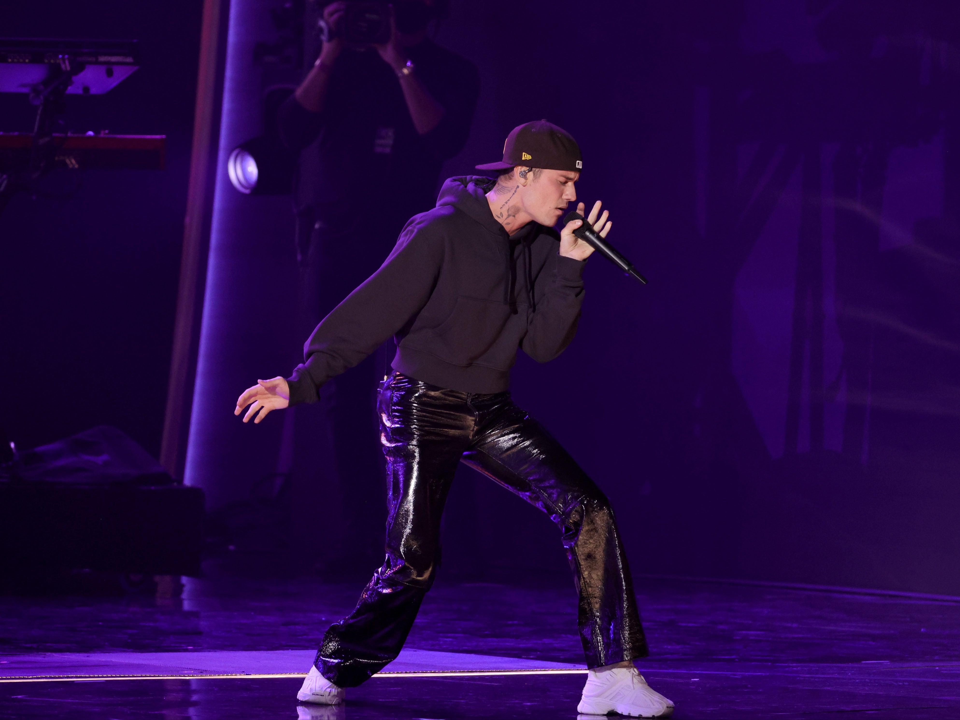 Justin Bieber earns praise for wide-legged leather pants during Grammys performance: ‘I’m obsessed’