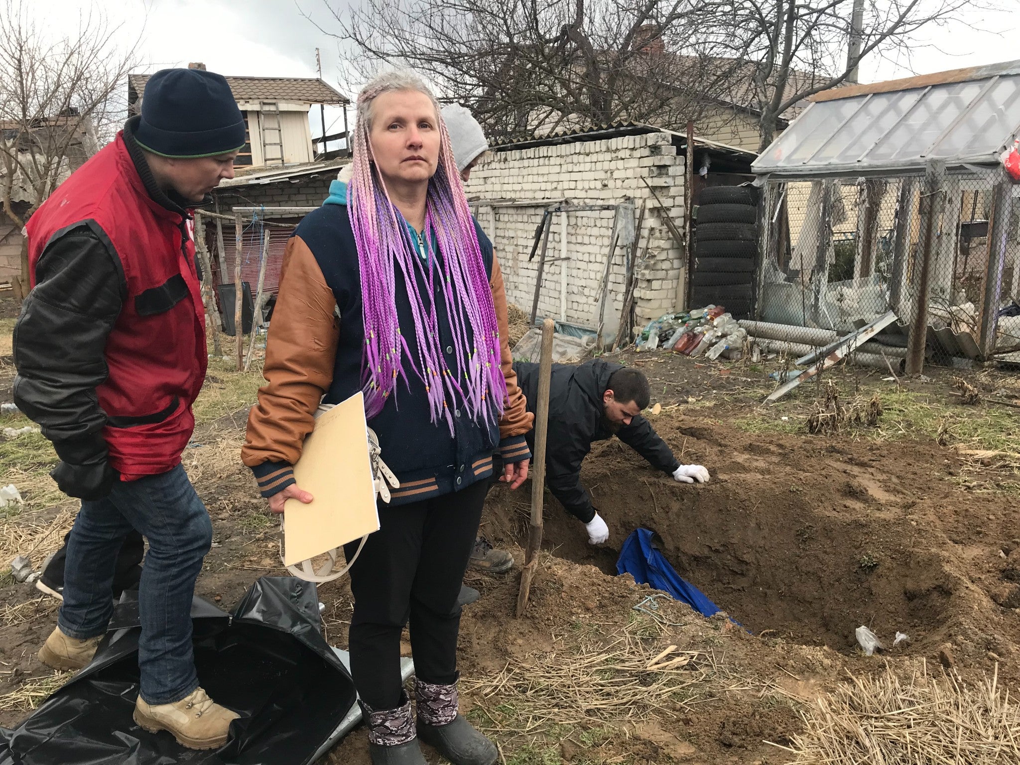 Oksana Brin, who lost her father in the bombardment of Chernihiv, oversees the exhumation of his body so that he can be buried at another site