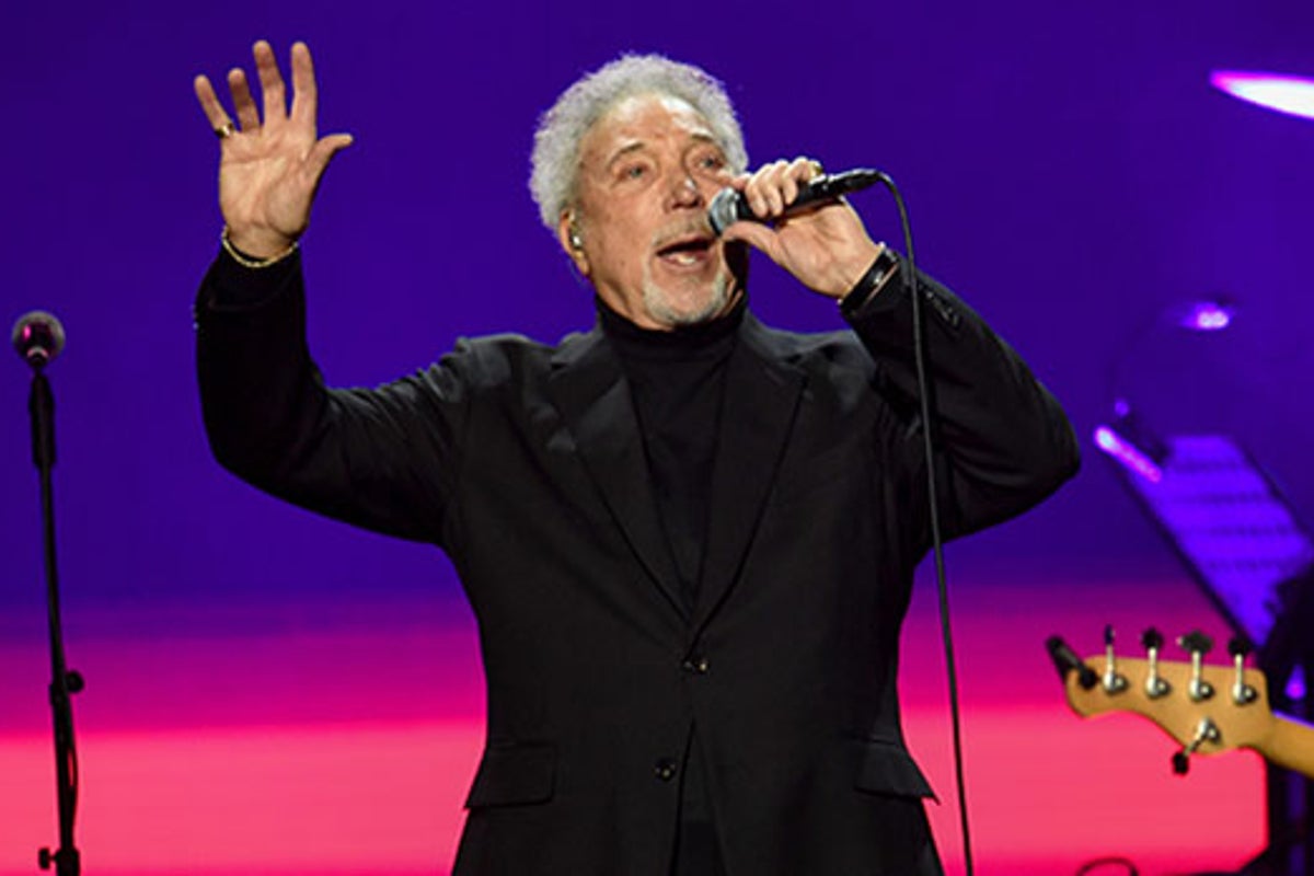 Tom Jones postpones show at last minute due to health issues