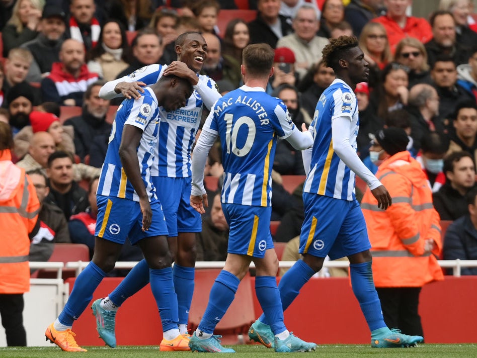 Enock Mwepu celebrates with teammate Moises Caicedo and Alexis Mac Allister