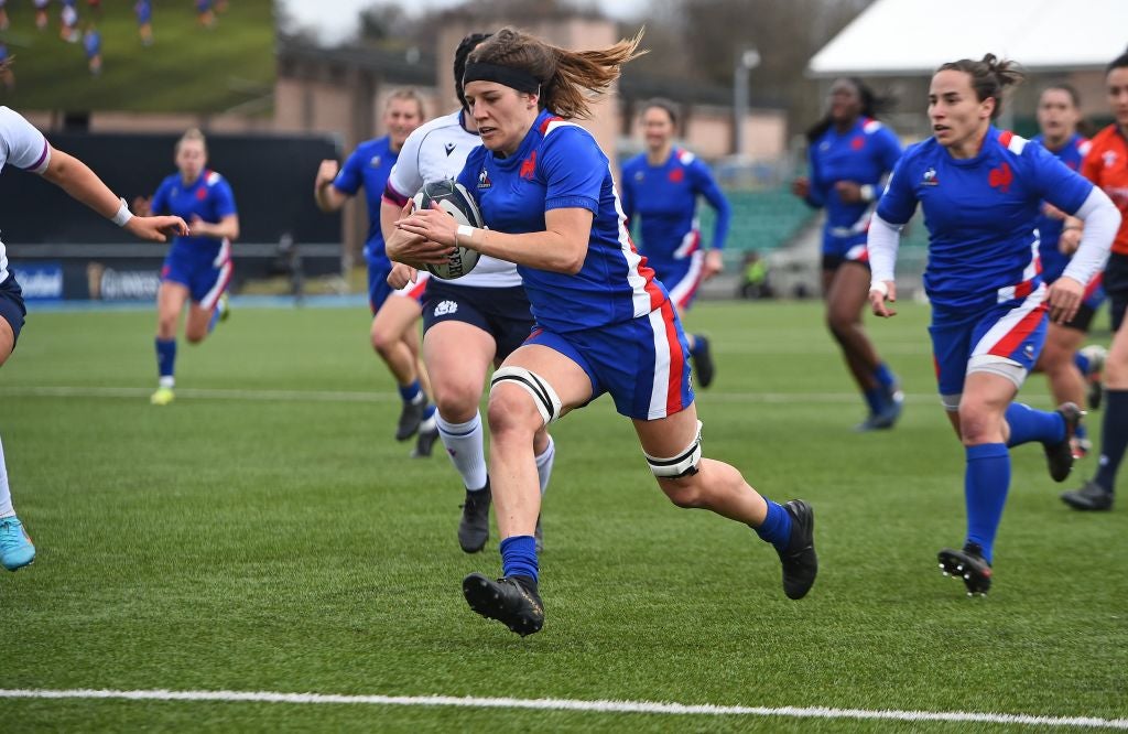 France's flanker Gaelle Hermet runs to score the team's fourth try