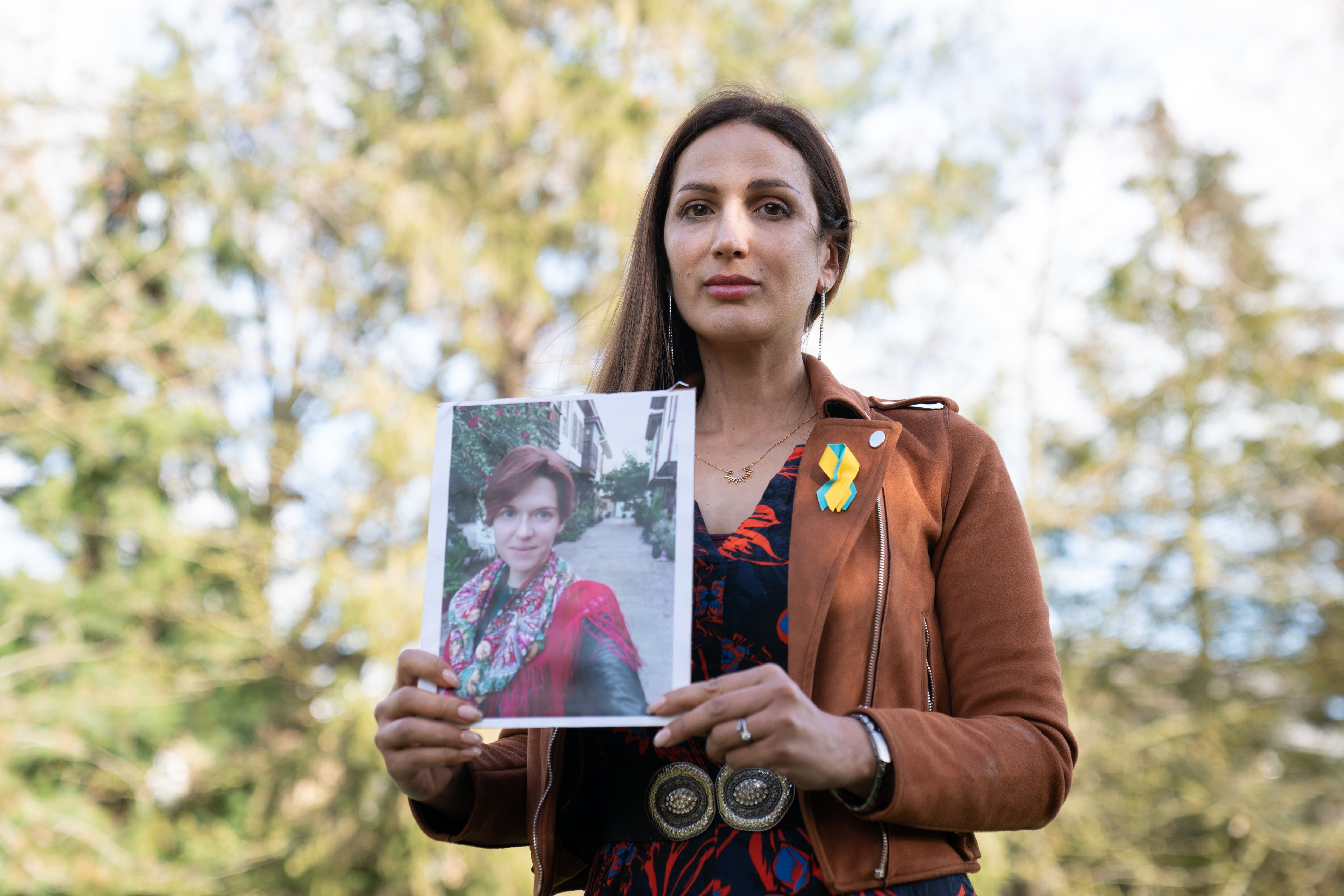 Rend Platings with a photo of her friend Kristina Korniiuk, who has secured a visa to come to the UK under the Ukraine Sponsorship Scheme. (Joe Giddens/ PA)