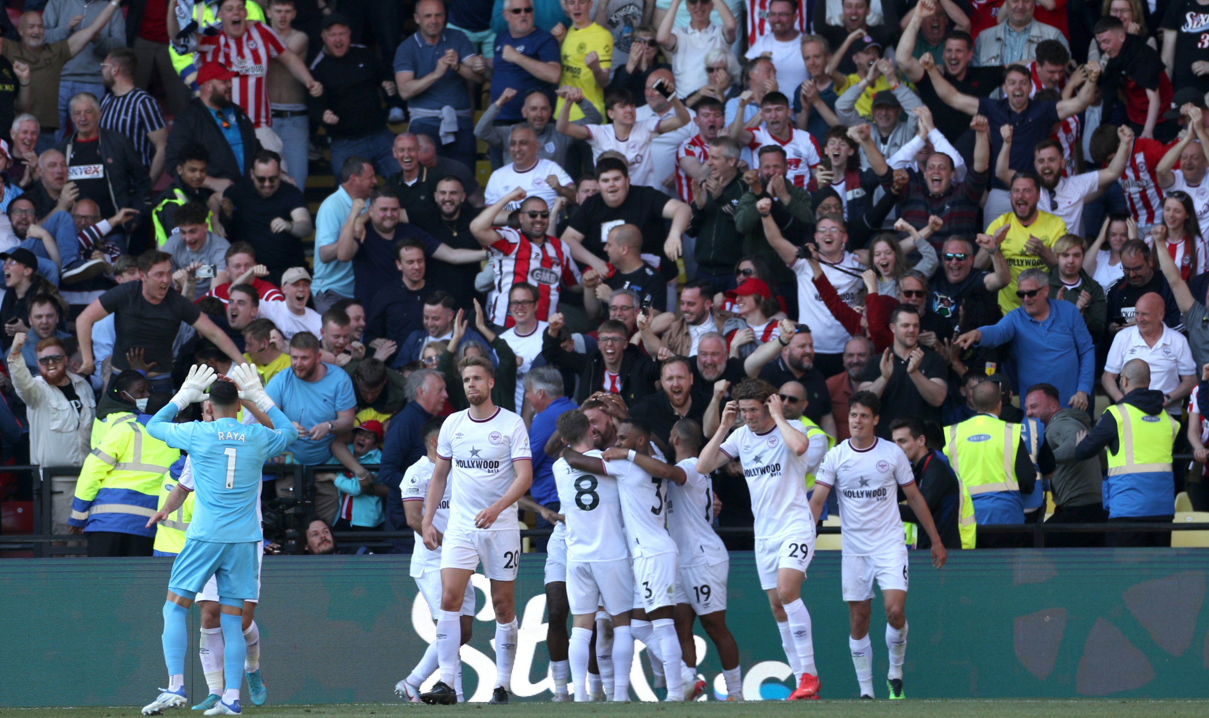 Brentford celebrate their late winner at Vicarage Road