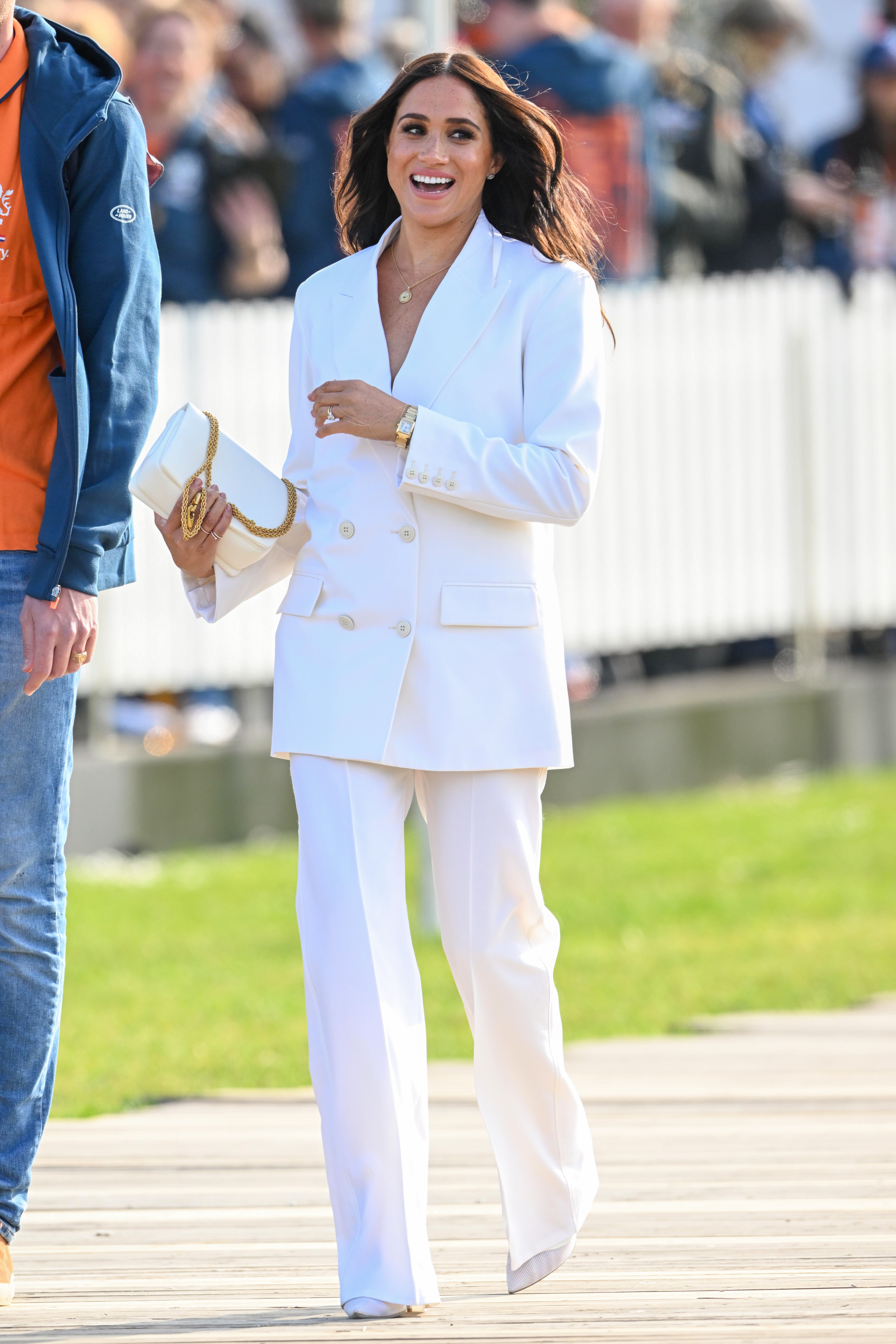 She accessorised with gold jewellery