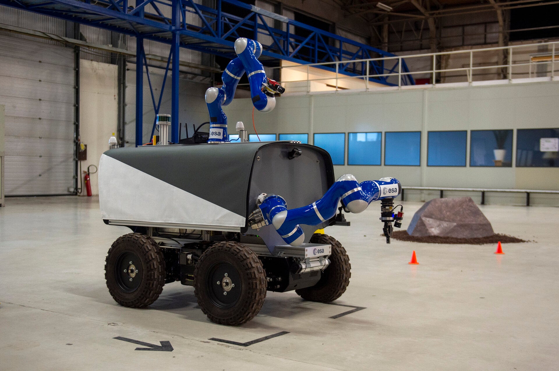 ESA astronaut Luca Parmitano took command of the Analog-1 Interact rover in the Netherlands on 18 November 2019 and expertly drove it over an obstacle course to a sampling site and collected a rock – all while circling Earth at 28,800 km/h in the International Space Station