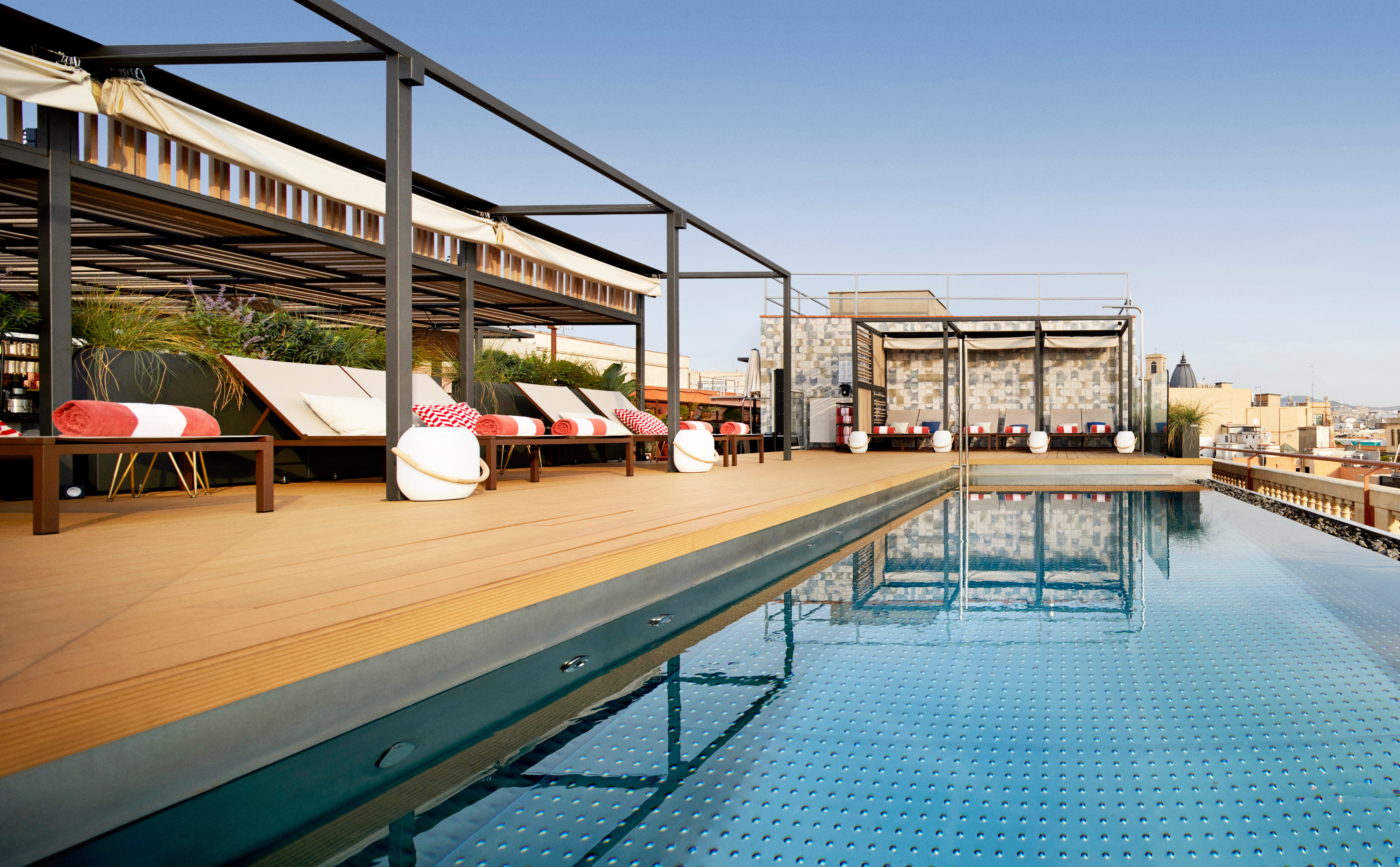 <p>Sit back with a cocktail on the Terraza de Vivi rooftop terrace at the Kimpton Vividora Barcelona</p>