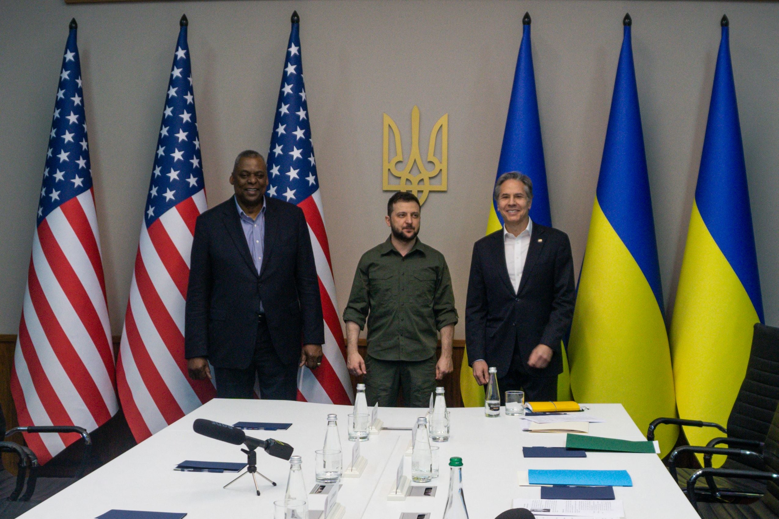 US secretary of defense Lloyd Austin (L) and US secretary of state Antony Blinken (R) meet with Ukrainian president Volodymyr Zelensky (C)