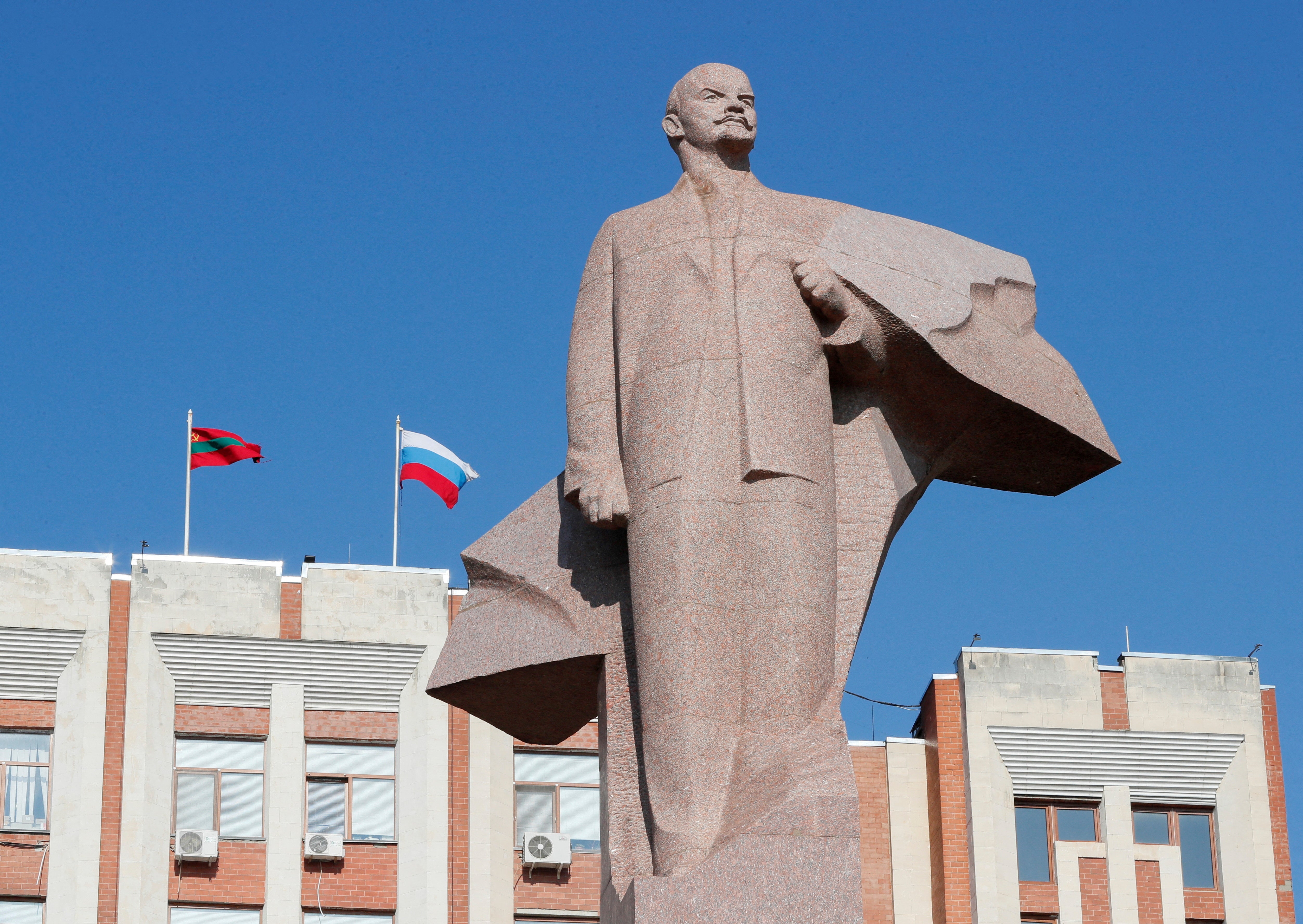 File photo: A statue of communist leader Lenin is seen in front of the parliament building in Tiraspol, in Moldova’s self-proclaimed separatist Transdniestria, November 3, 2021