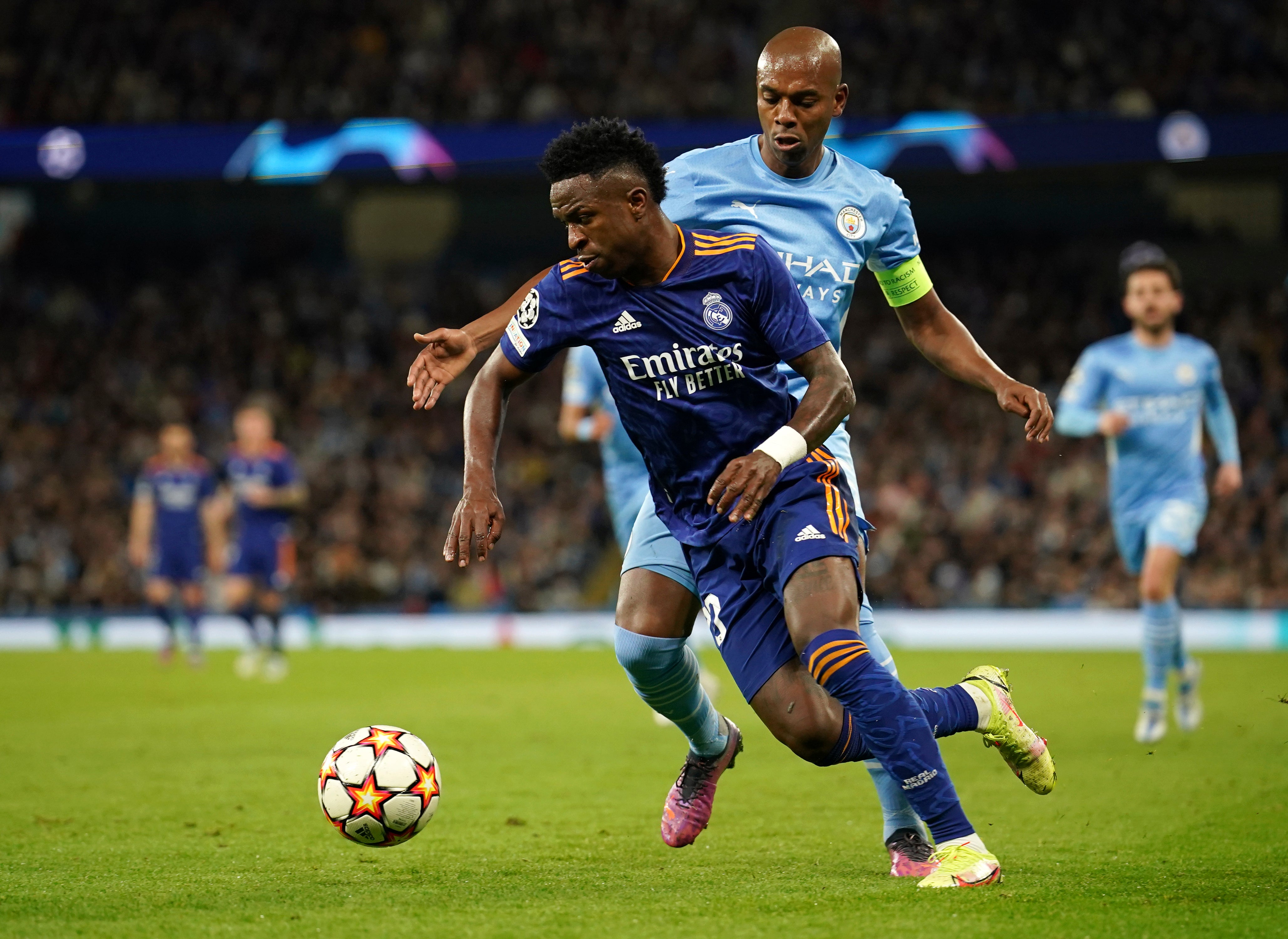 Vinicius Jr runs away from Fernandinho