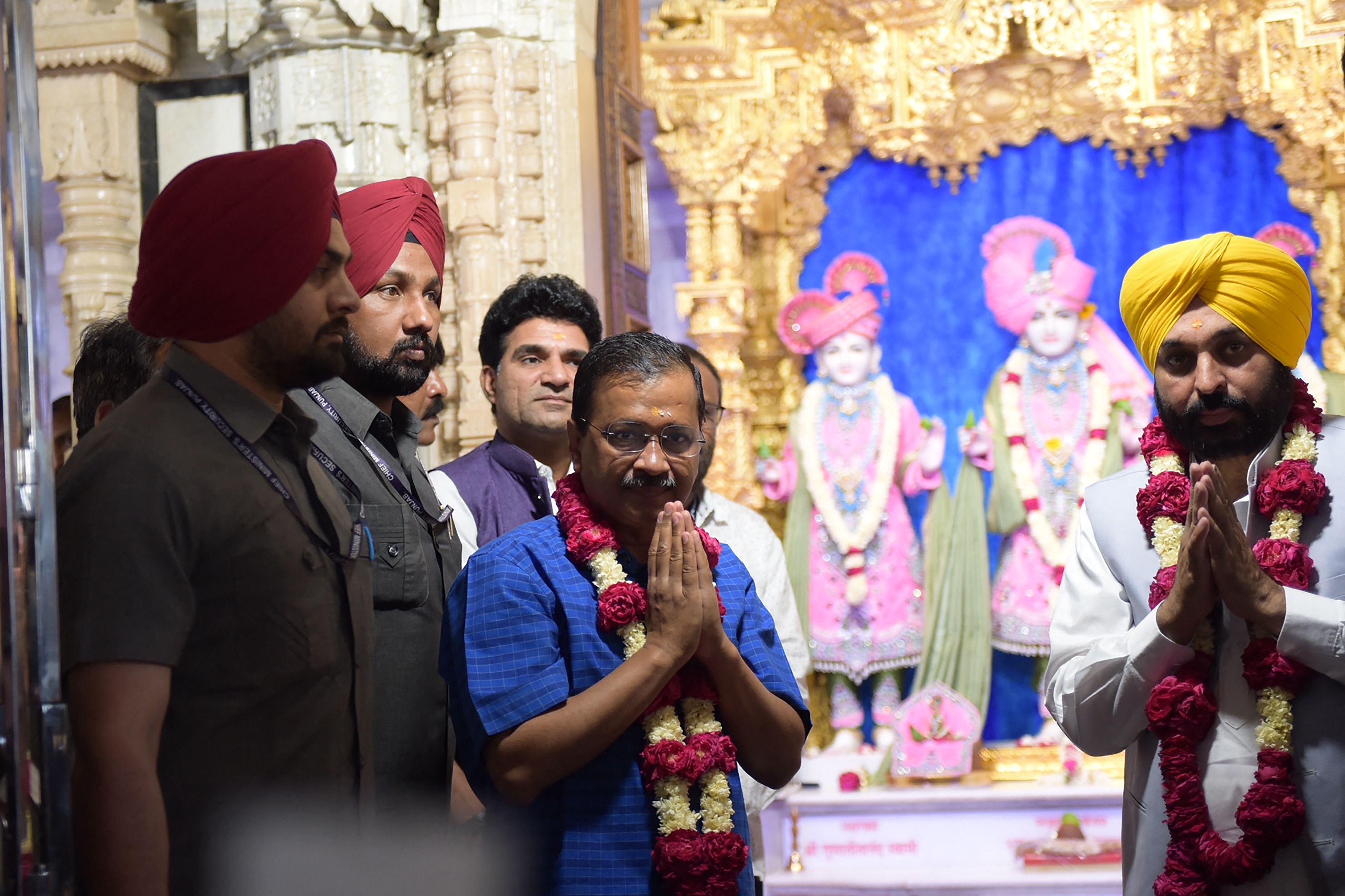 AAP leader and Delhi chief minister Arvind Kejriwal (centre) and Punjab’s chief minister Bhagwant Mann (right) during a visit to the BAPS Swaminarayan temple in Ahmedabad on 3 April