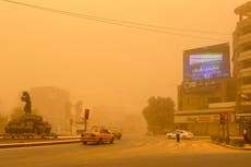 Iraq dust storm hospitalizes 1,000 people and suspends flights