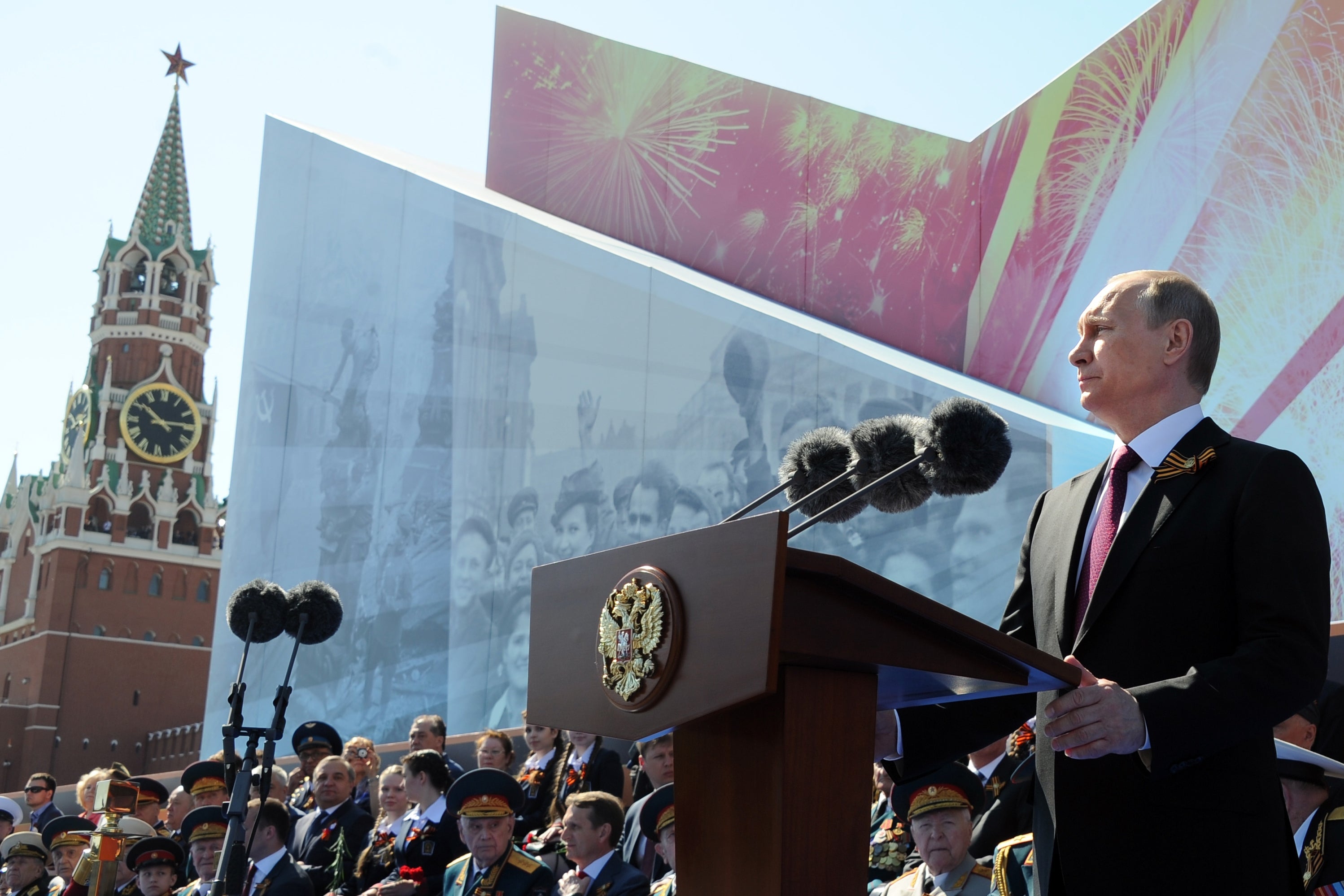 File: Putin addresses the Victory Day crowd in Moscow in 2016