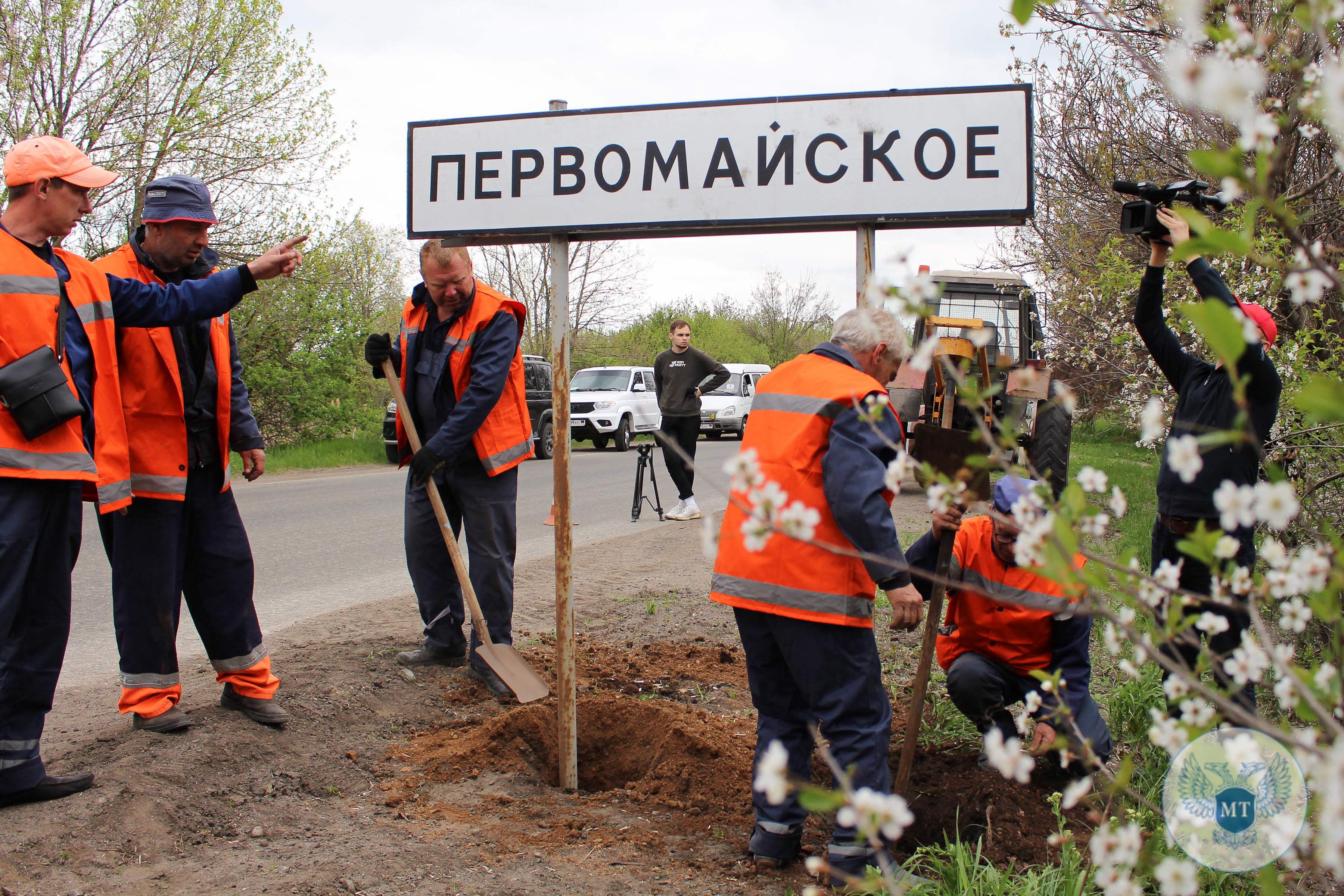 Municipal workers change Ukrainian road signs to Russian outside the city of Mariupol