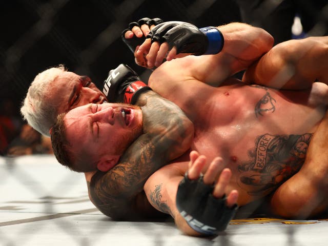 <p>Charles Oliveira submitted Justin Gaethje in their 2022 title fight</p>