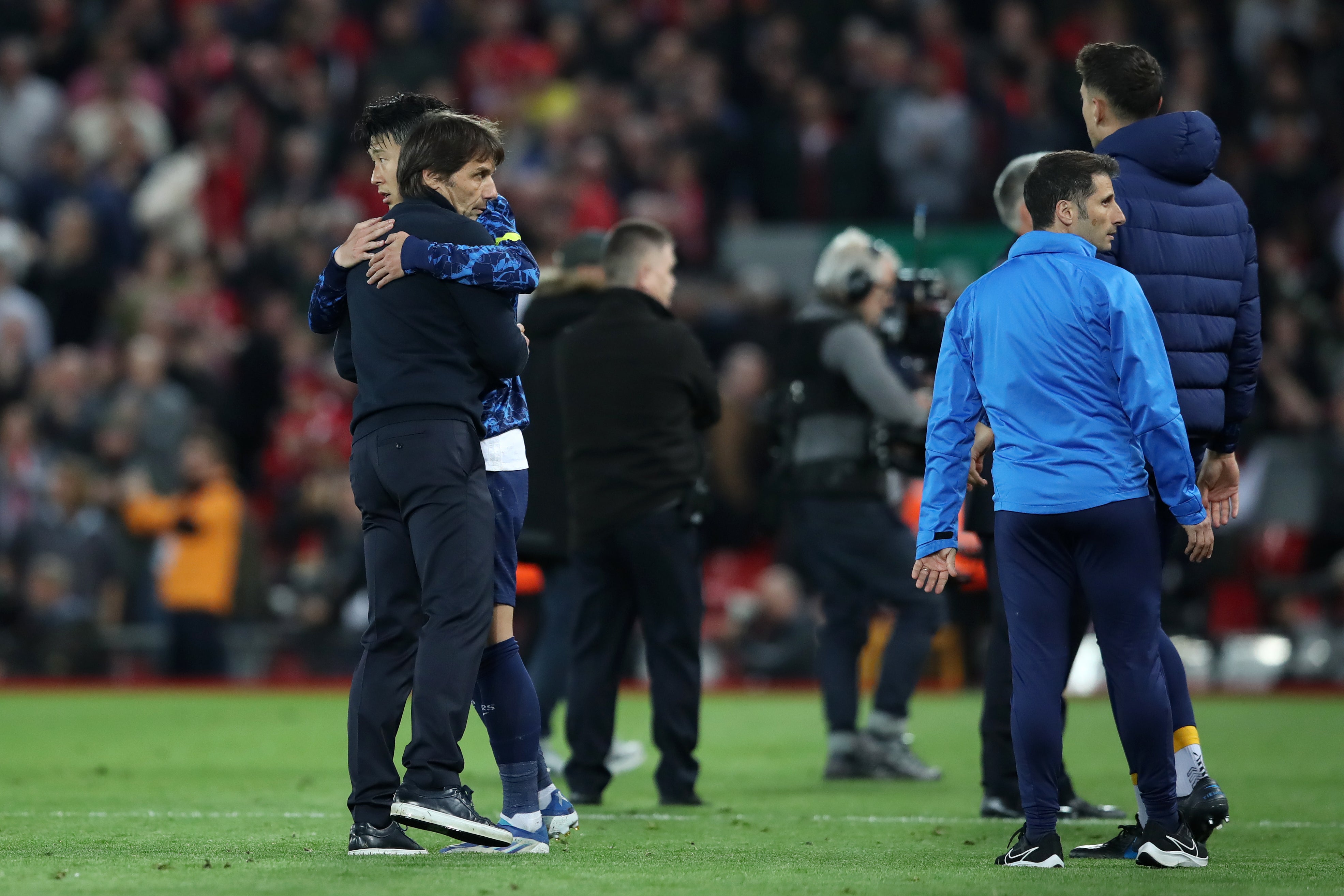 Antonio Conte embraces Heung-Min Son