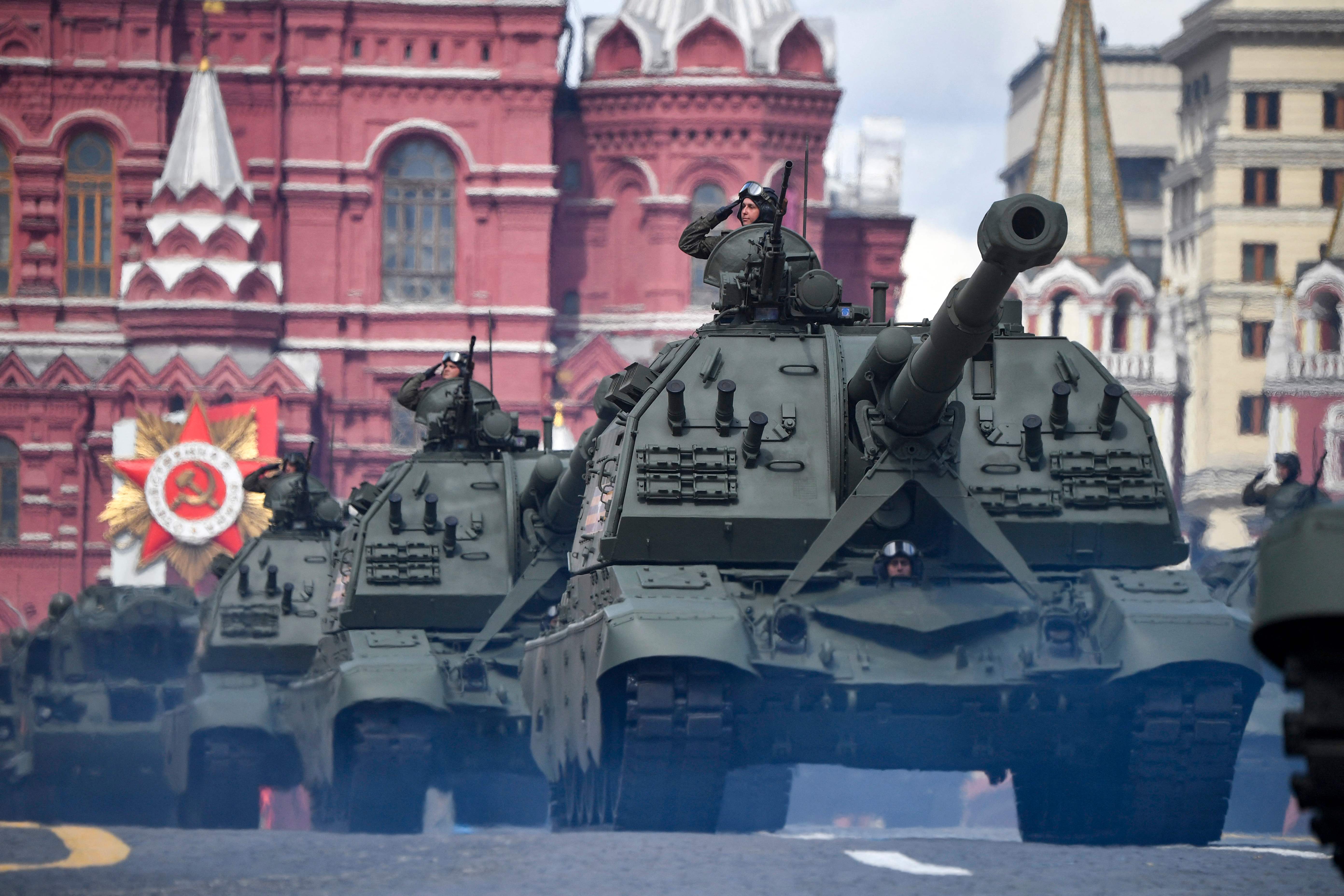 MSTA-S self-propelled howitzers parade through Red Square