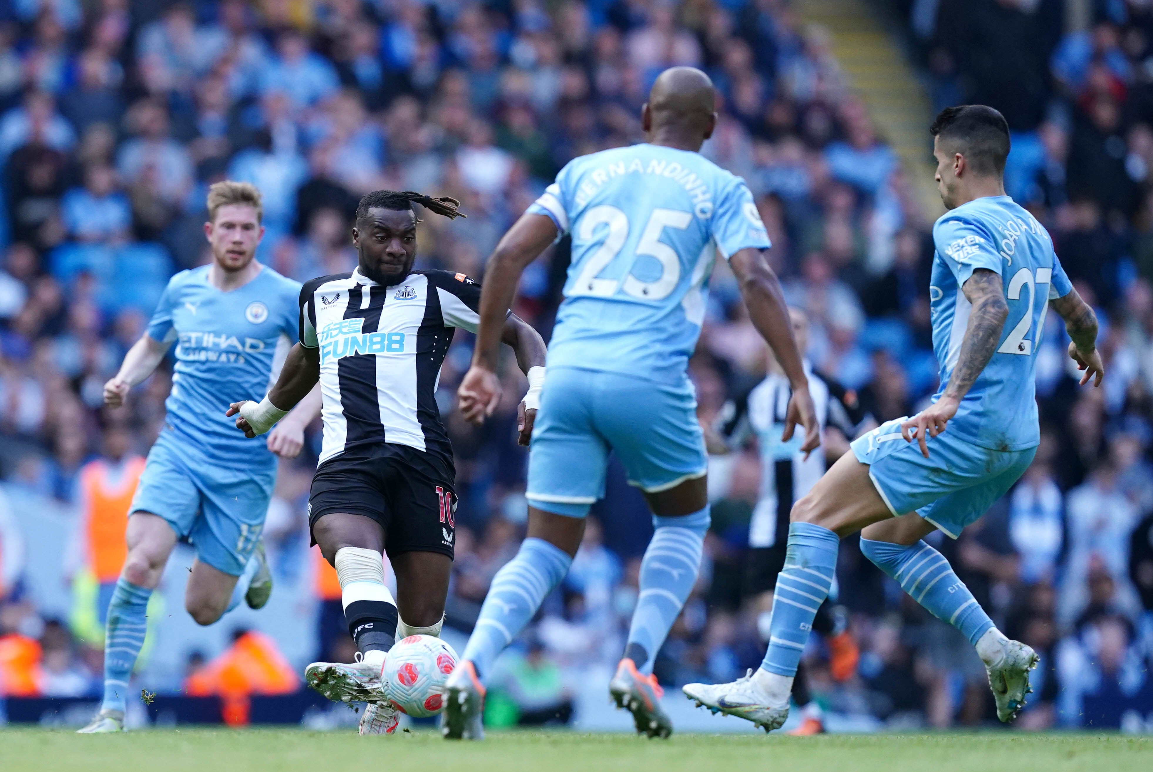 Fernandinho (centre) played in defence after injury to Ruben Dias (Martin Rickett/PA)