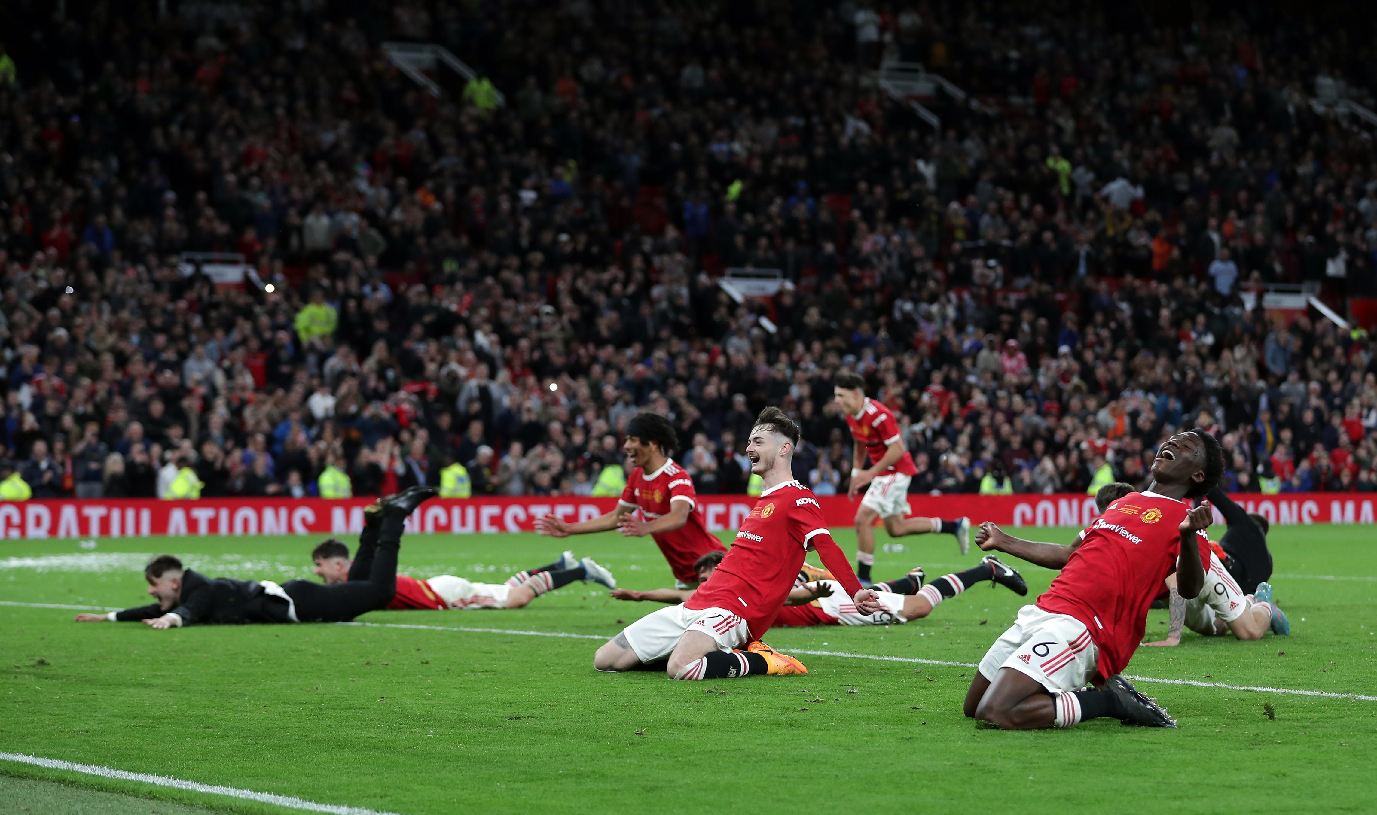 Manchester United players celebrate at full time (Richard Sellers/PA)