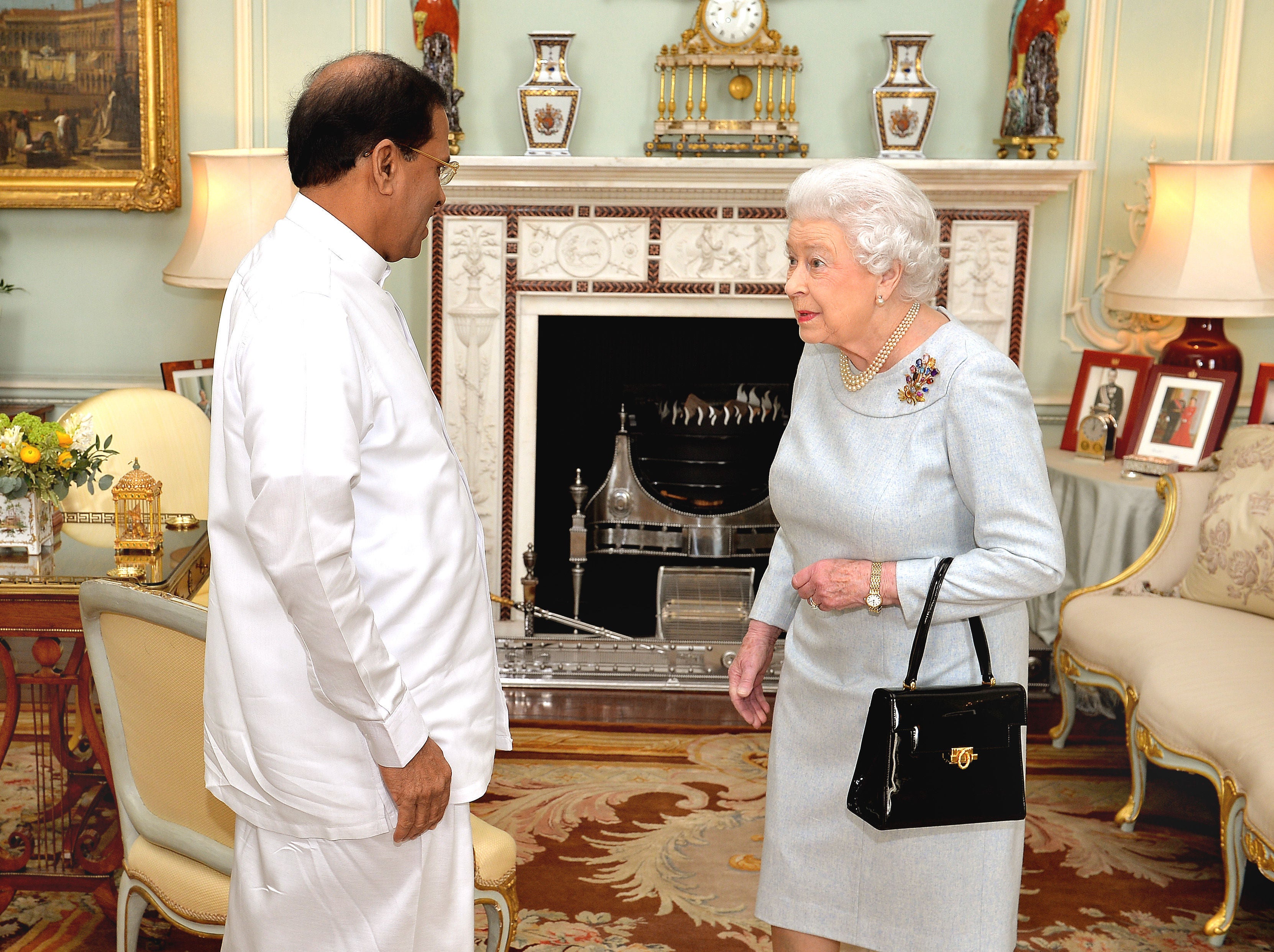 The Queen wearing the brooch to meet the President of Sri Lanka in 2015 (John Stillwell/PA)