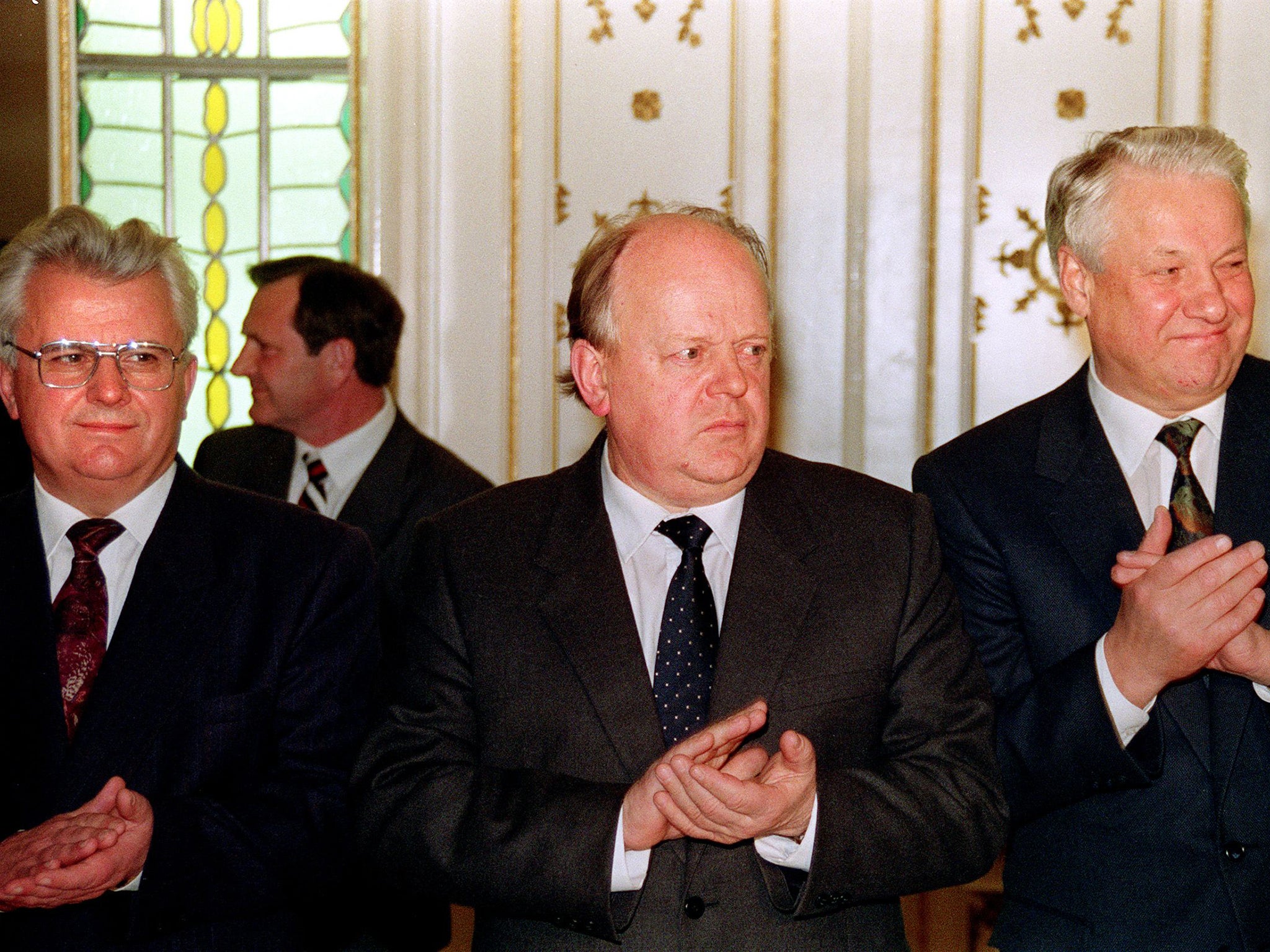 Kravchuk (left) with Stanislav Shushkevich (centre) and Boris Yeltsin (right) in 1991