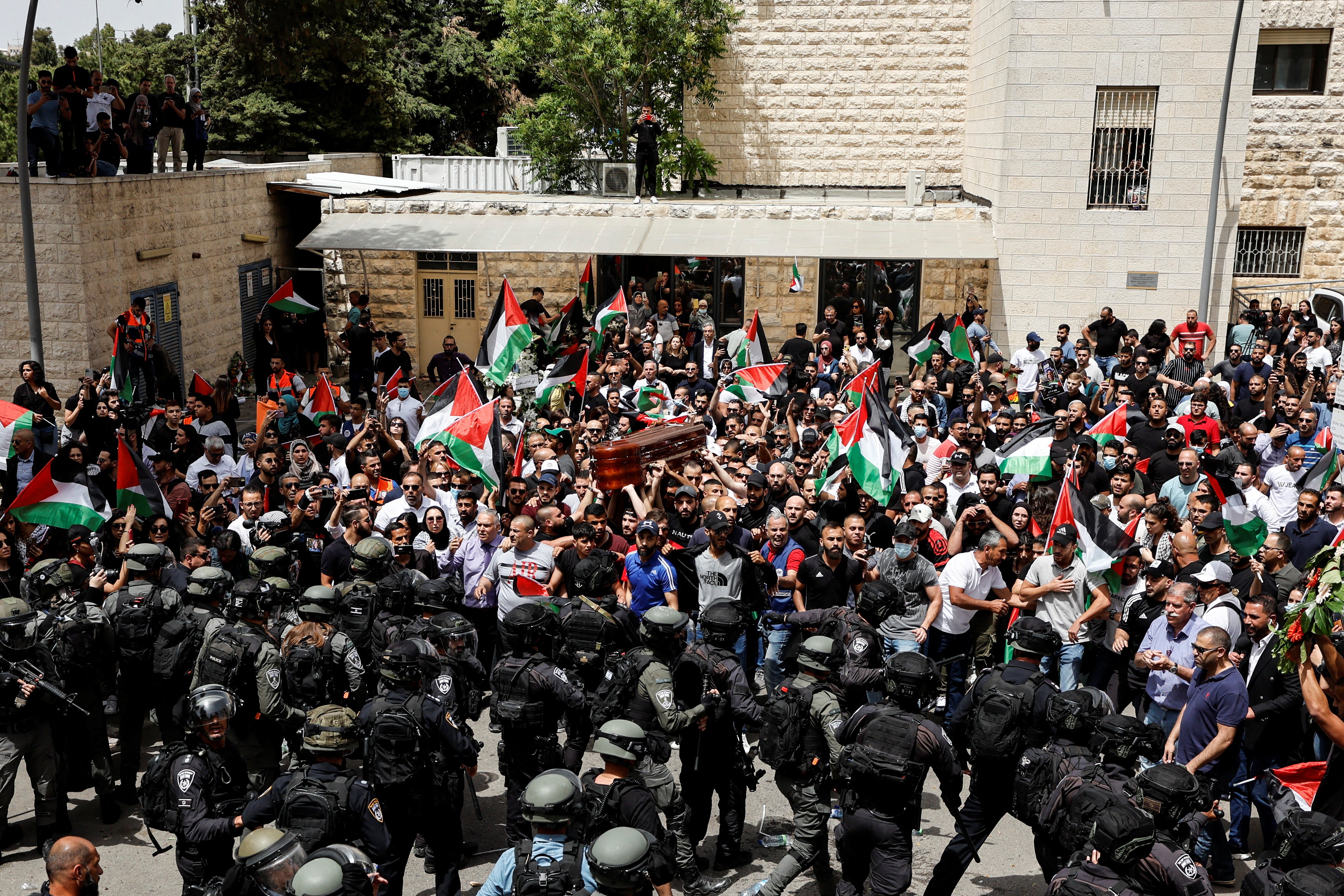 Mourners carry the coffin of Abu Akleh in Jerusalem