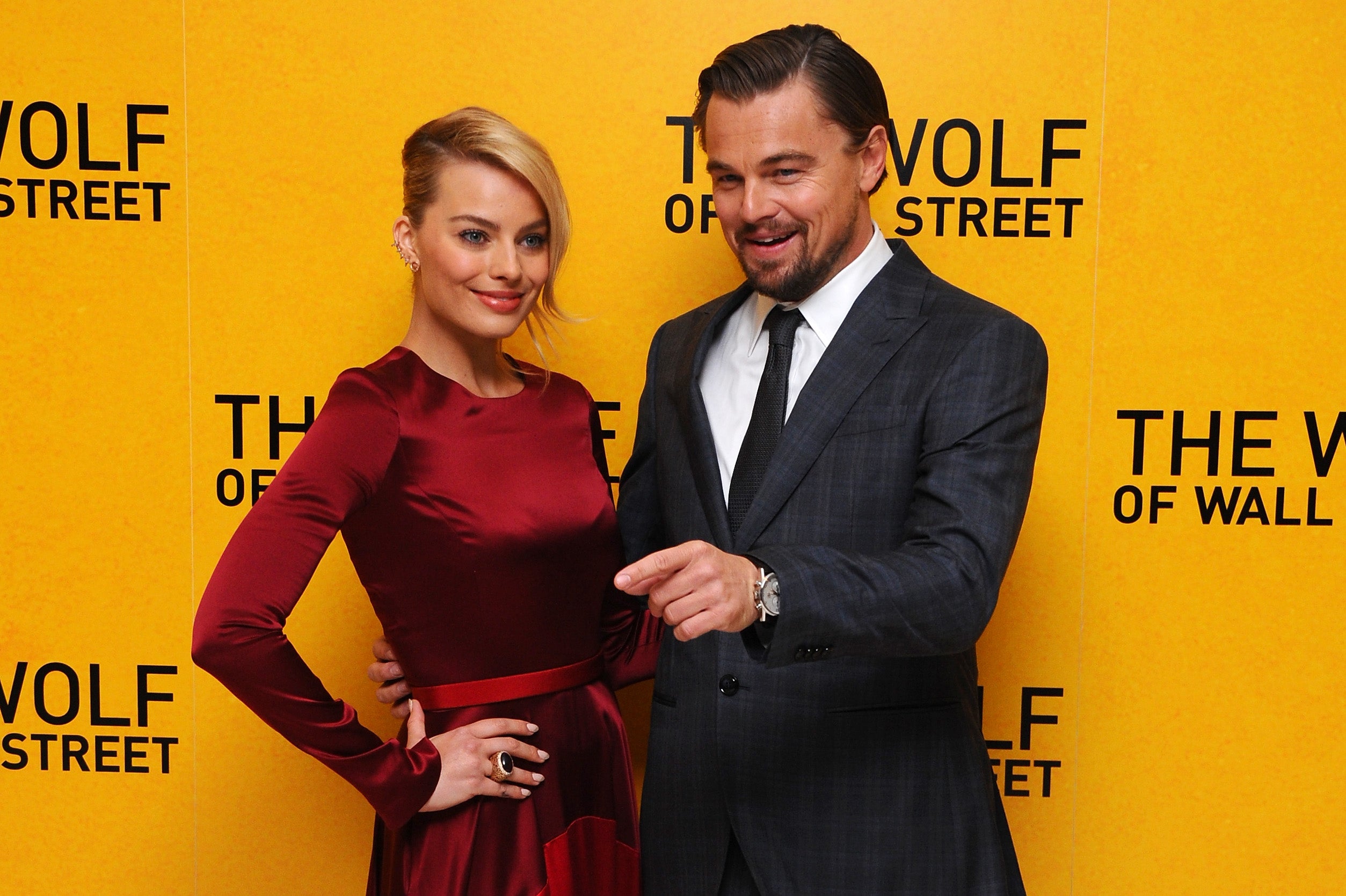 Margot Robbie y Leonardo DiCaprio protagonizaron una tórrida escena de sexo sobre una cama de dinero para Wolf of Wall Street