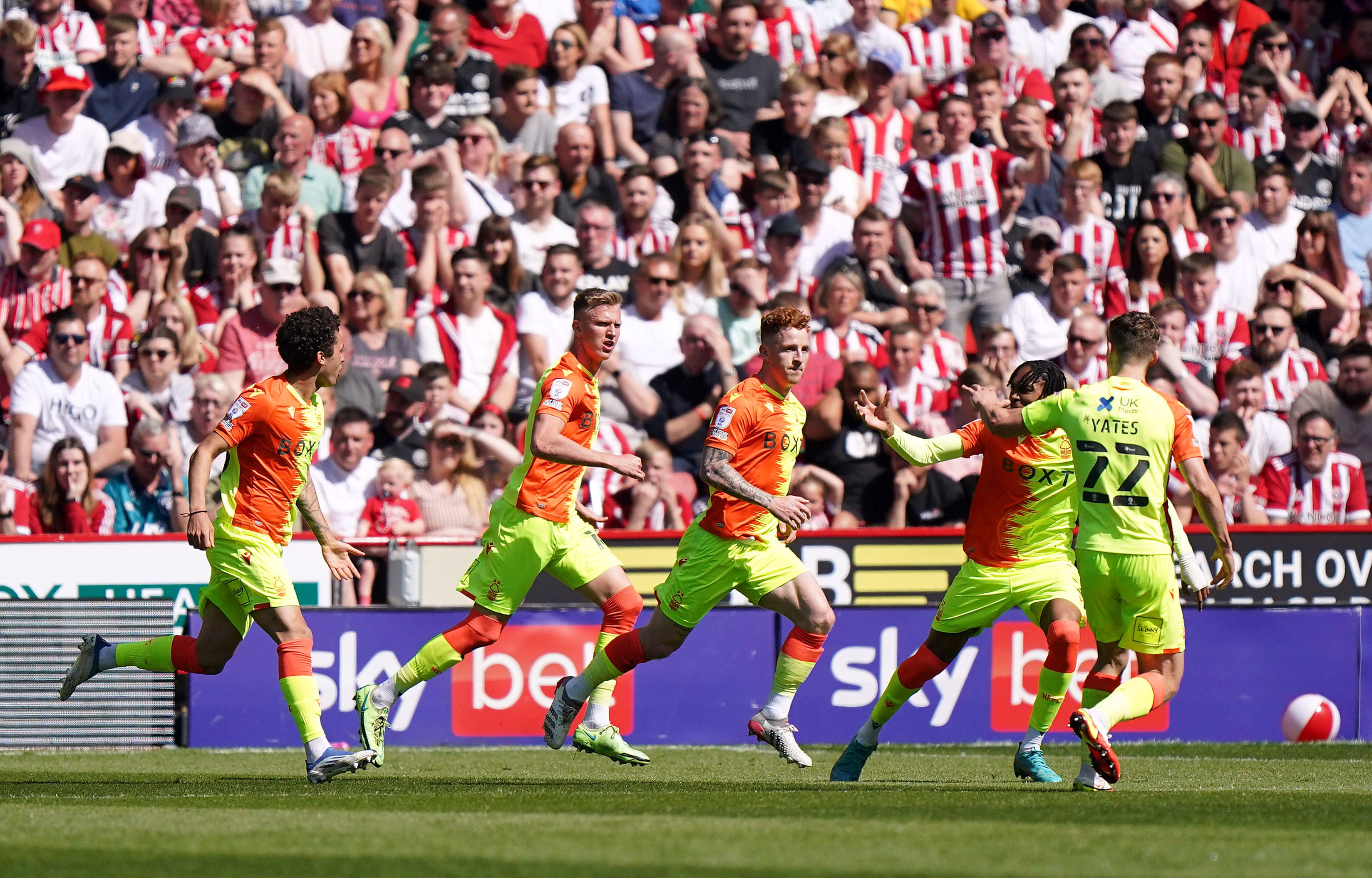 Nottingham Forest's Jack Colback (third right) celebrates scoring his side’s first goal