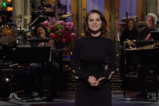 Selena Gomez confirms she’s single in SNL opening monologue