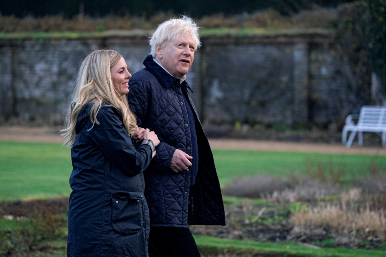 Ophelia Lovibond and Kenneth Branagh as Carrie and Boris Johnson