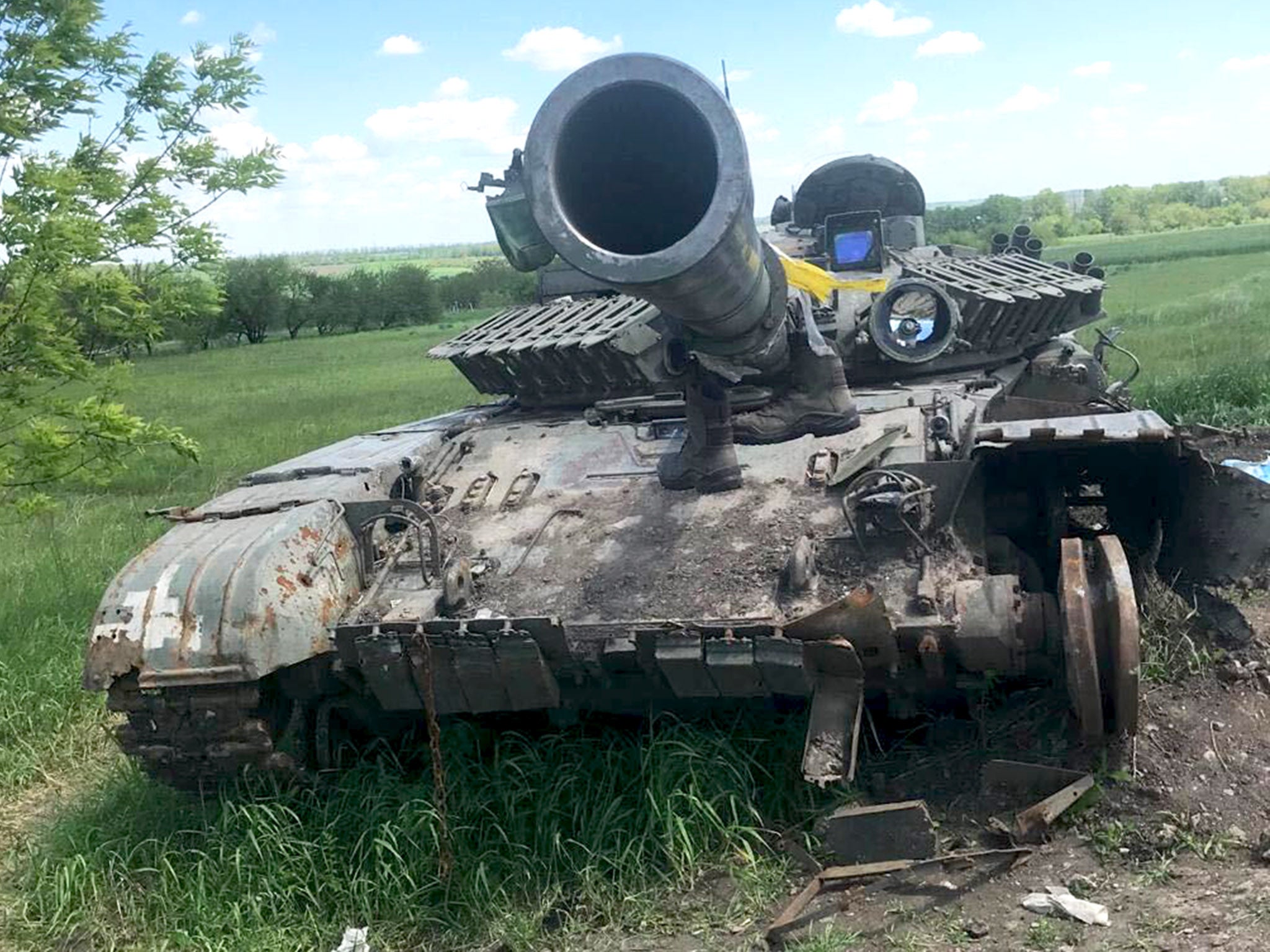 A damaged tank in Ruska Lozova