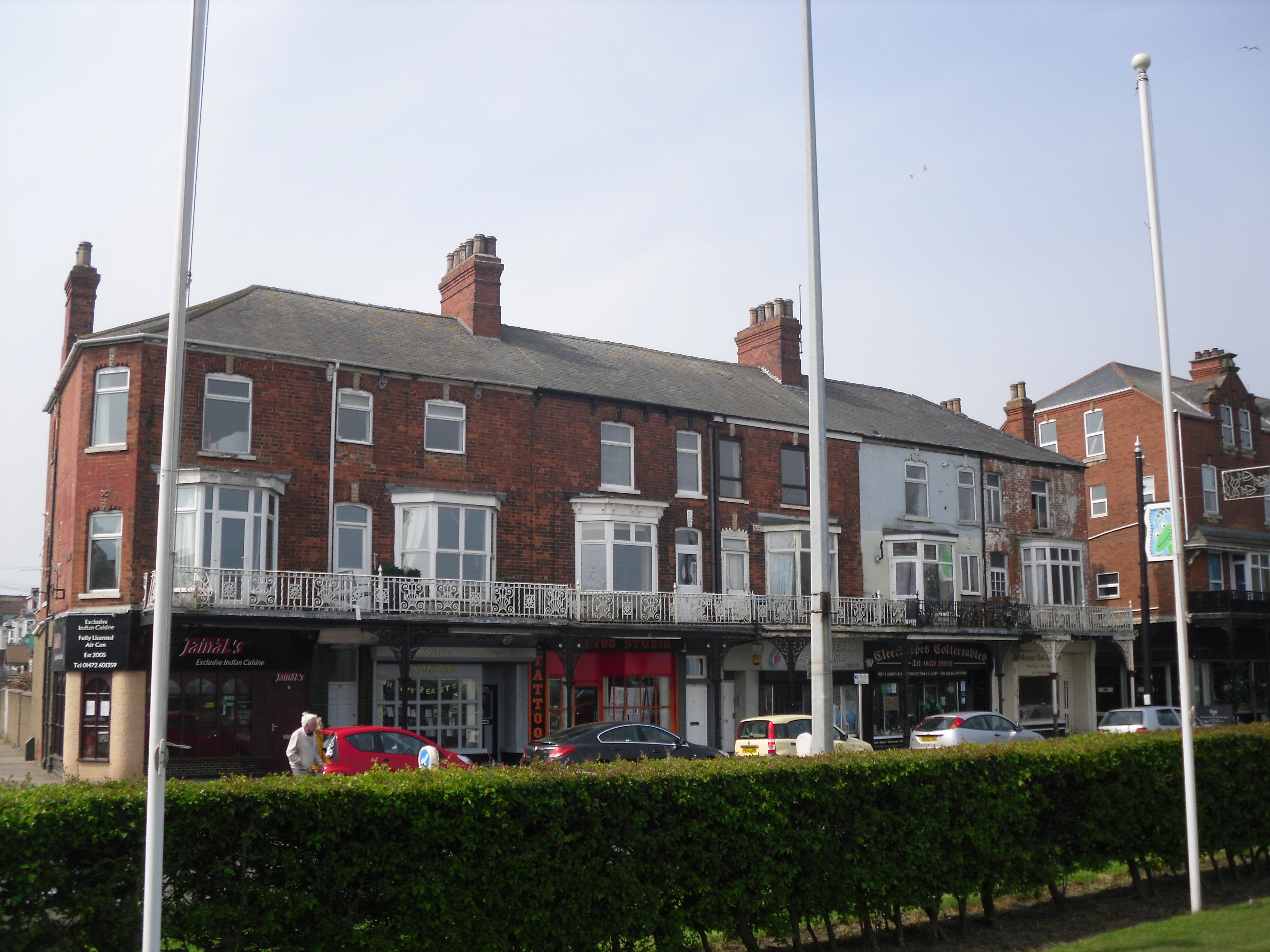 The building is the central property of a block of six properties, 30-35 Alexandra Road, between Albert Street and Dolphin Street.