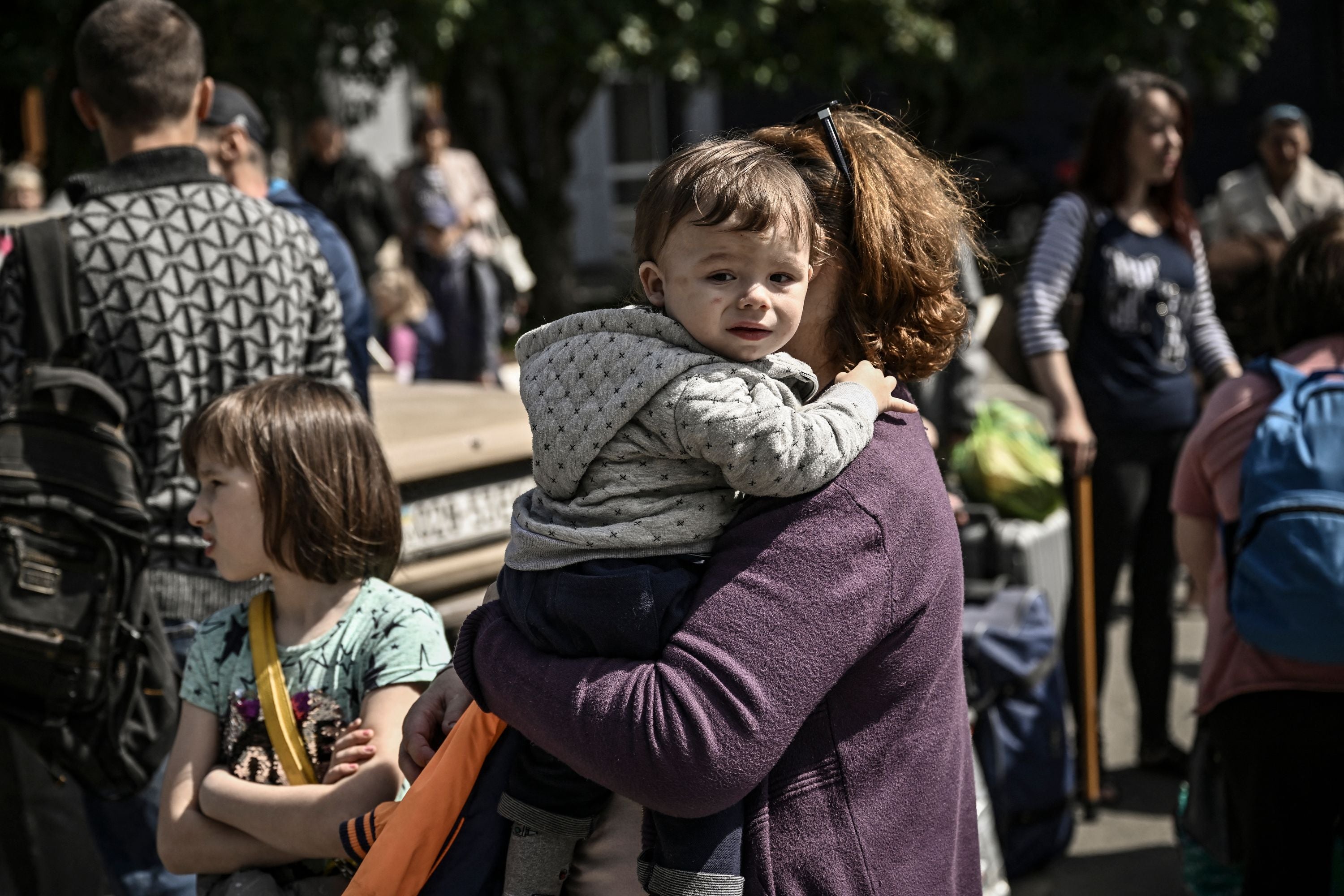 People evacuate the city of Bakhmut, in the eastern Ukranian region of Donbas