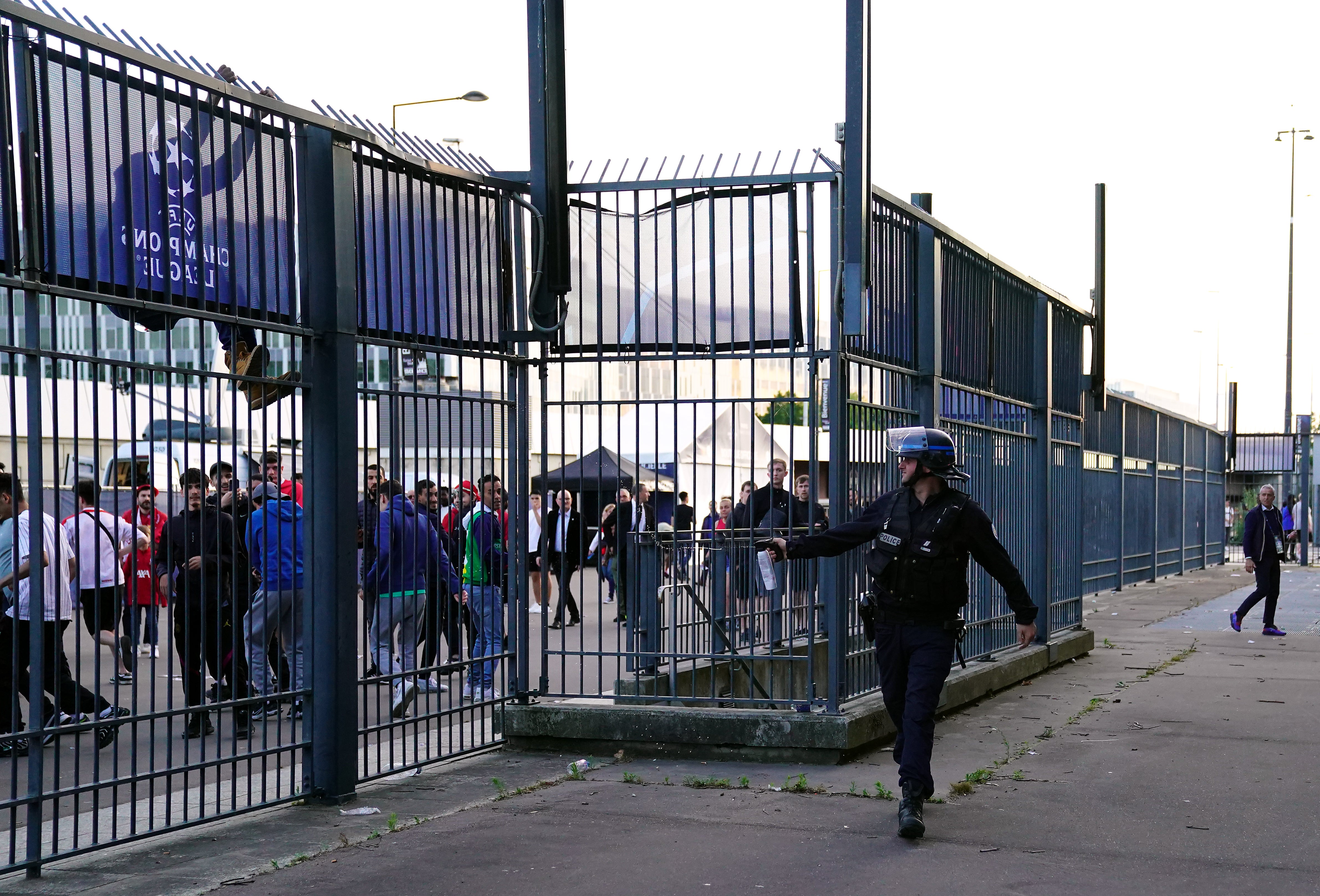 Police use pepper spray on fans outside the Stade de France