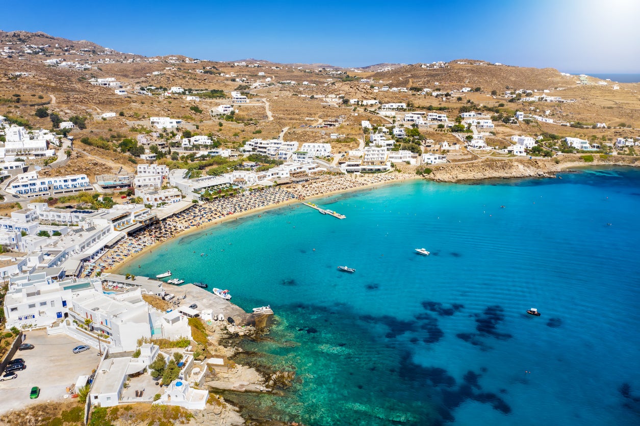 El incidente ocurrió en la playa Platis Gialos de Mykonos.