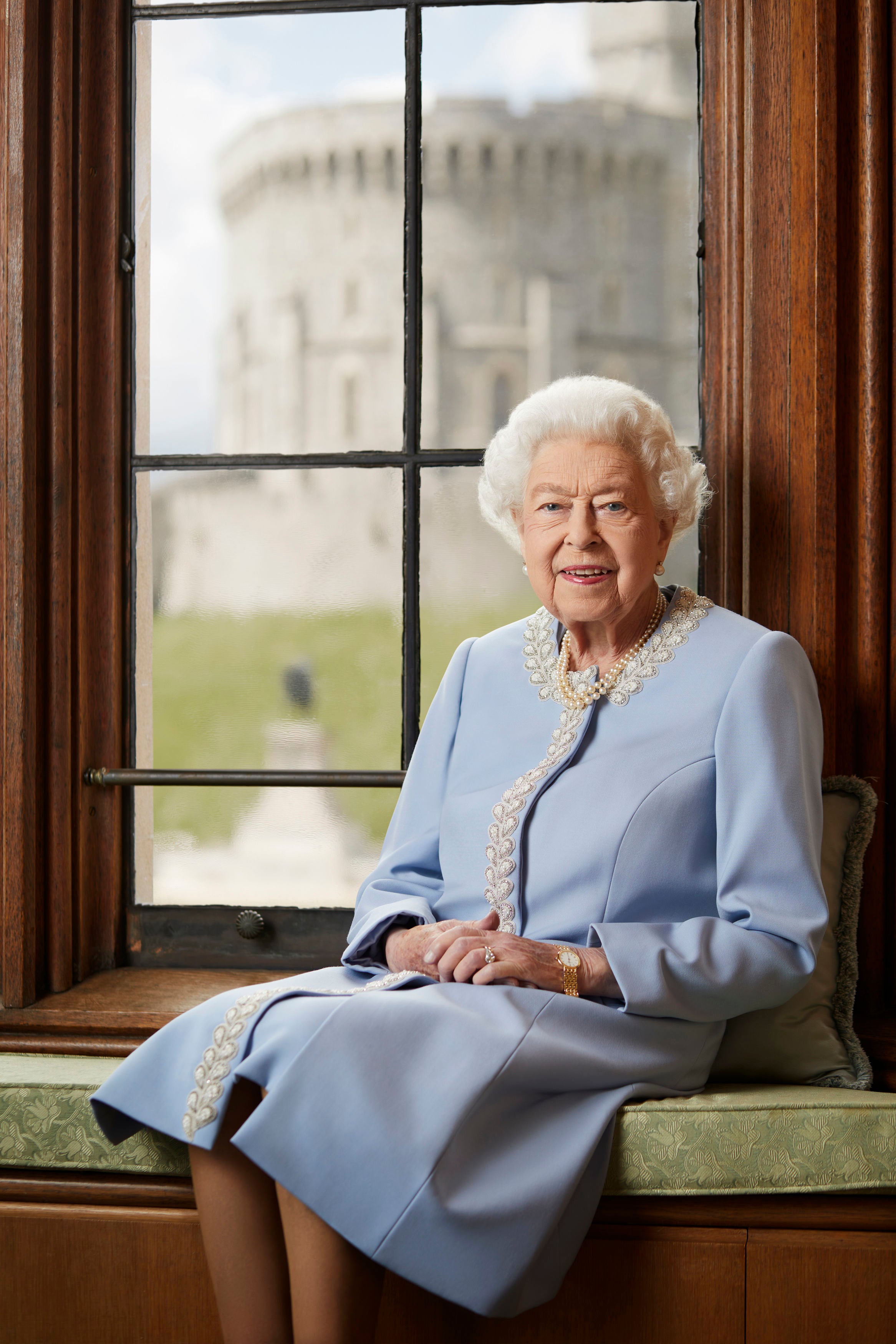 The Queen’s official platinum jubilee portrait has been unveiled