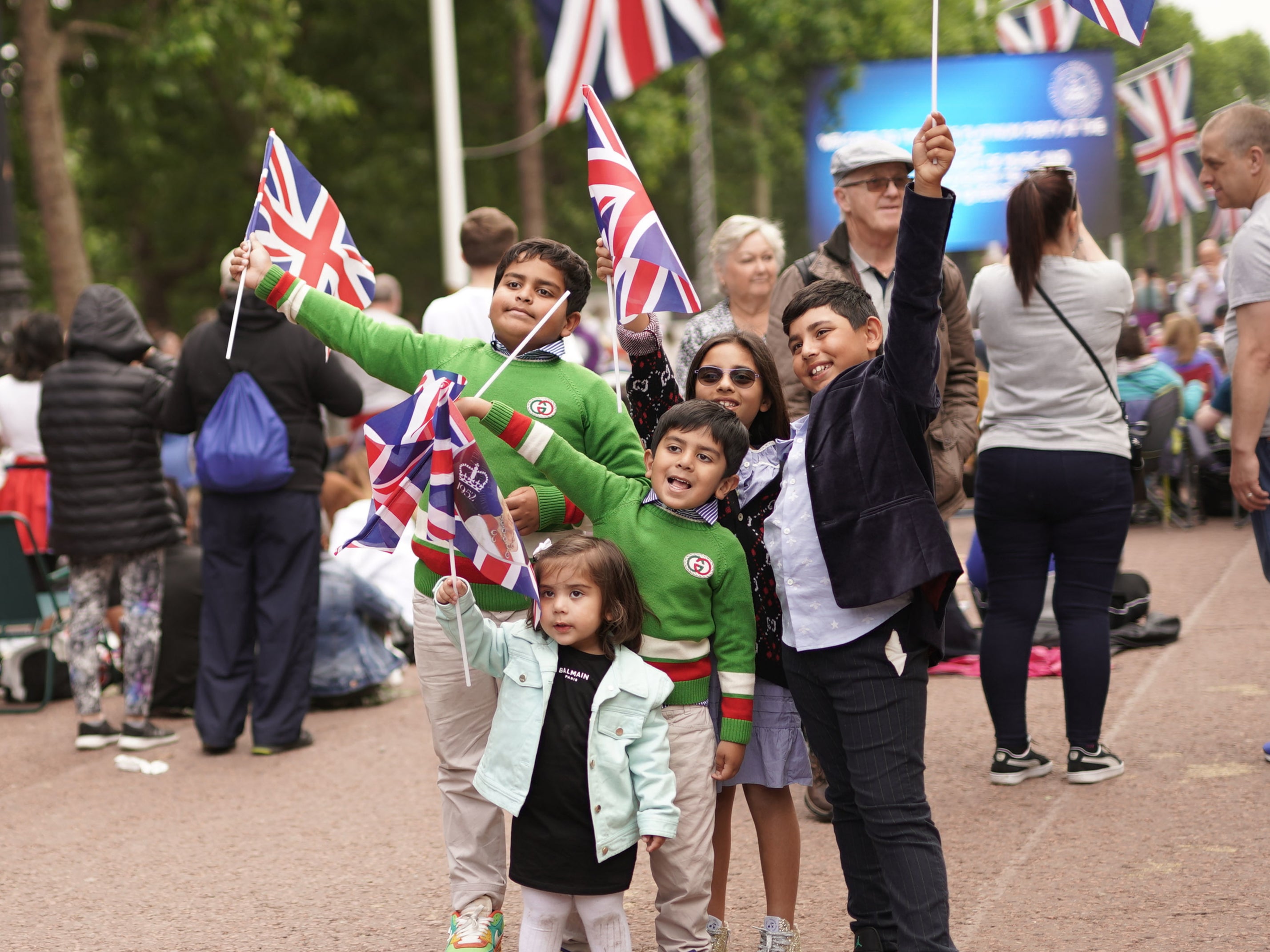 Members of the public on the Mall before the Platinum Party at the Palace in the front of Buckingham Palace