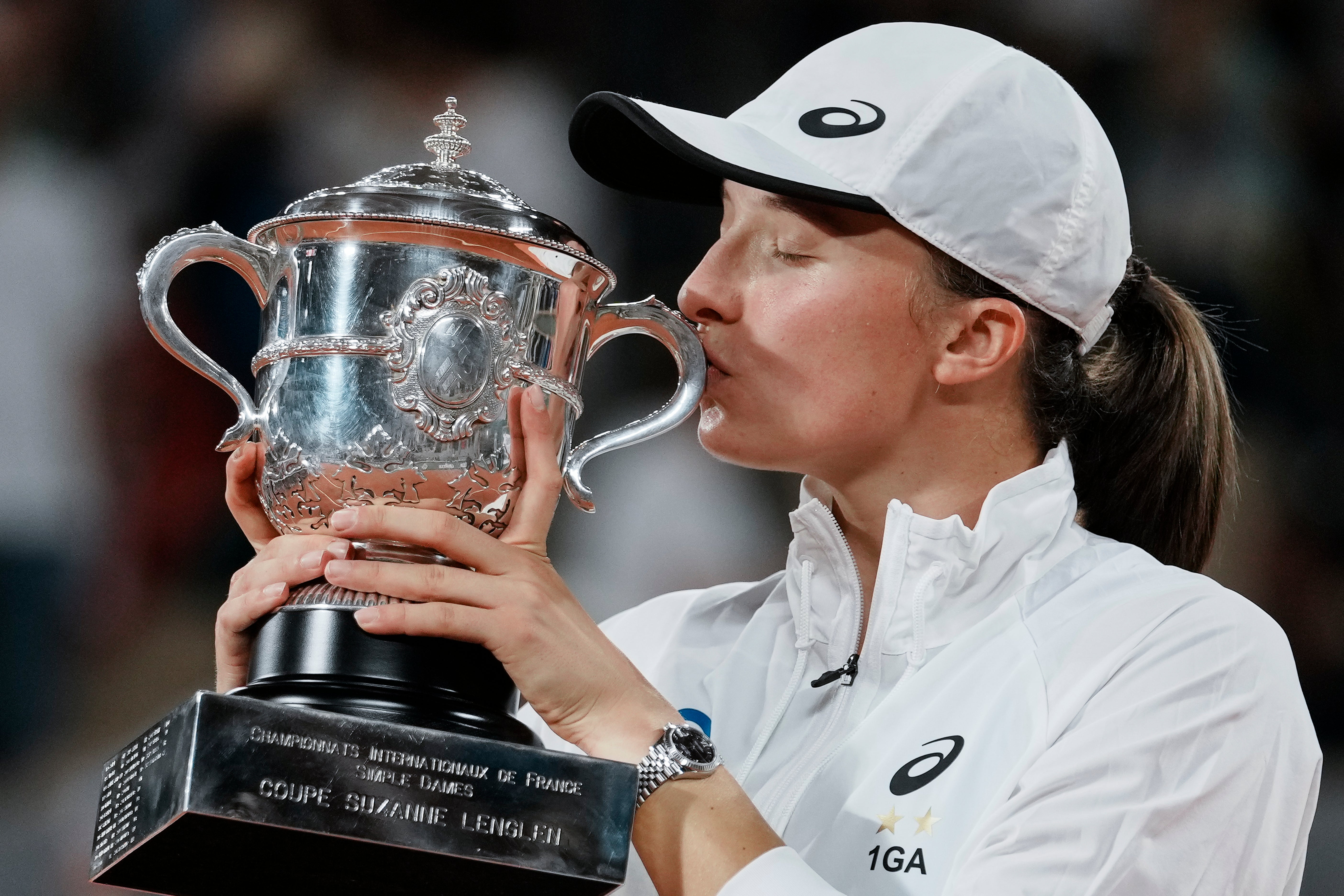 Swiatek seals her win with a kiss (Thibault Camus/AP)