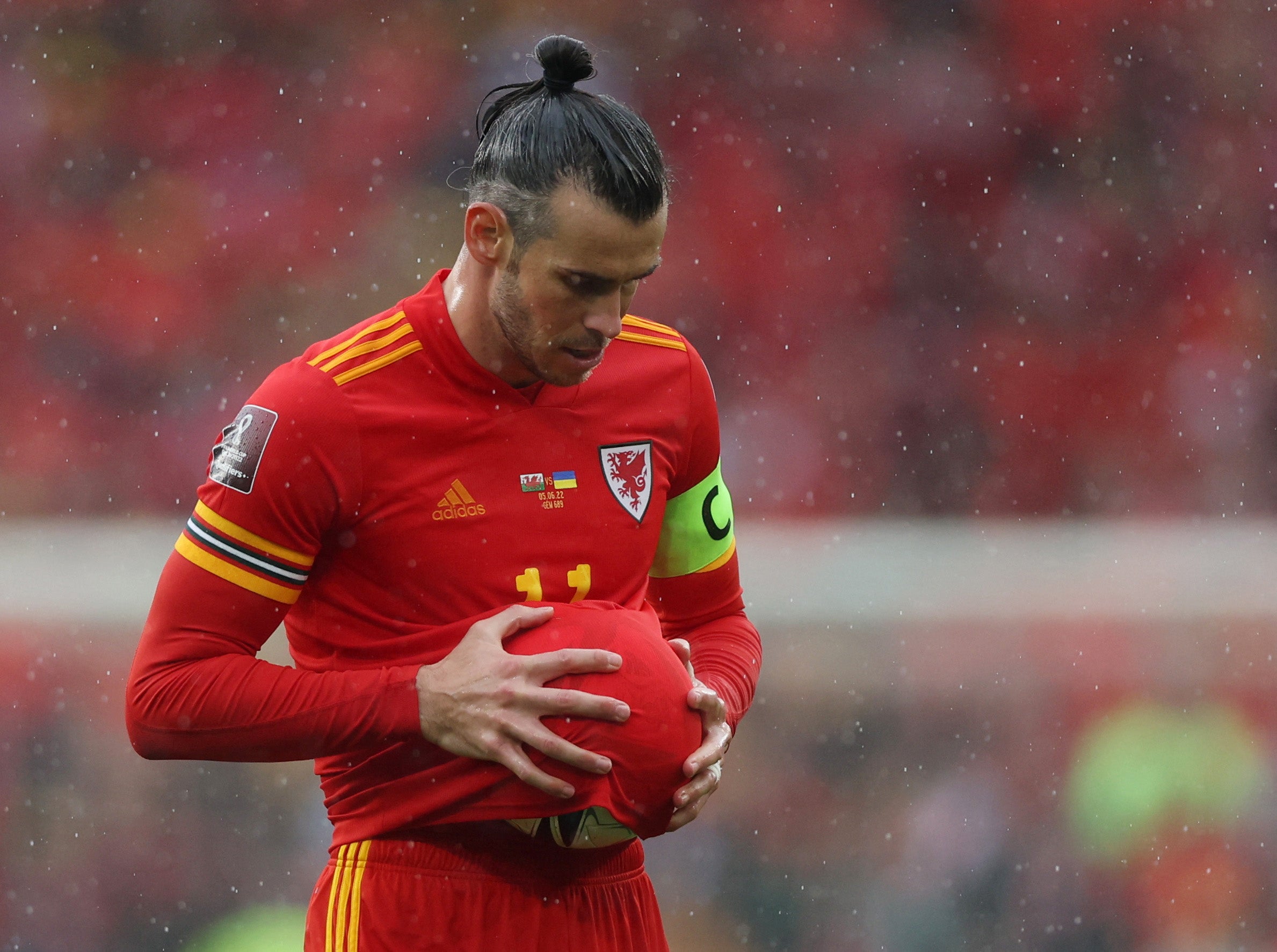 Gareth Bale lines up the free-kick...