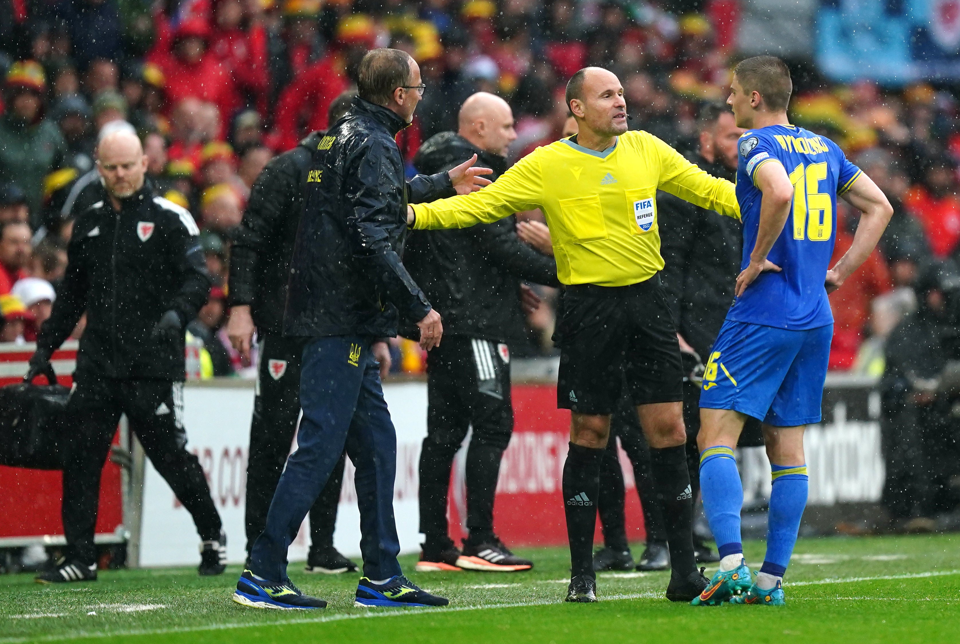 Referee Antonio Mateu Lahoz