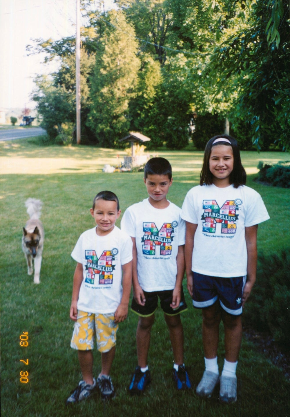 Marie Temara, aged eight, alongside her brothers, Shane Temara, seven, and Troy Temara, five. (Collect/PA Images)