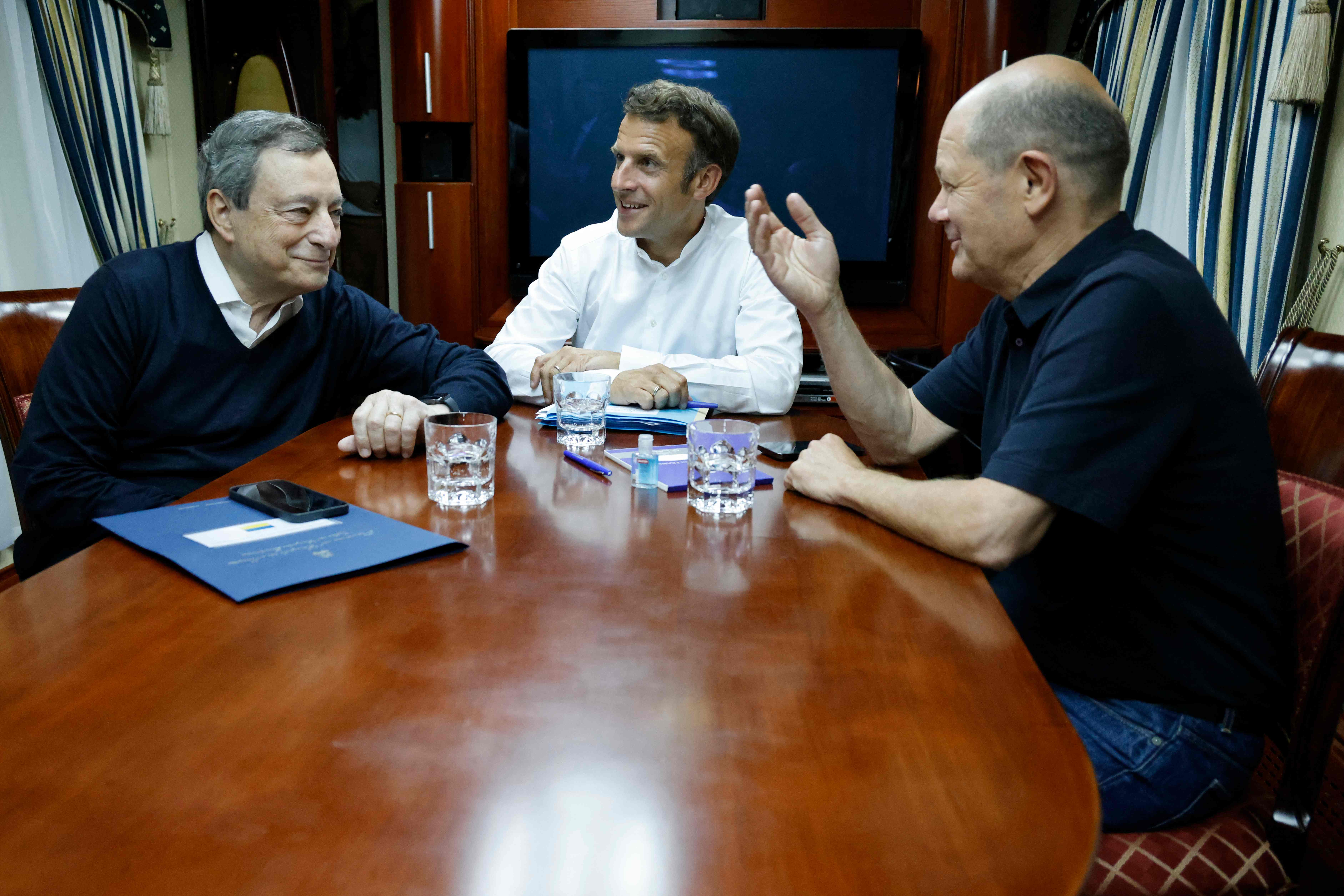 Draghi, Macron and Scholz on board a train to Kyiv