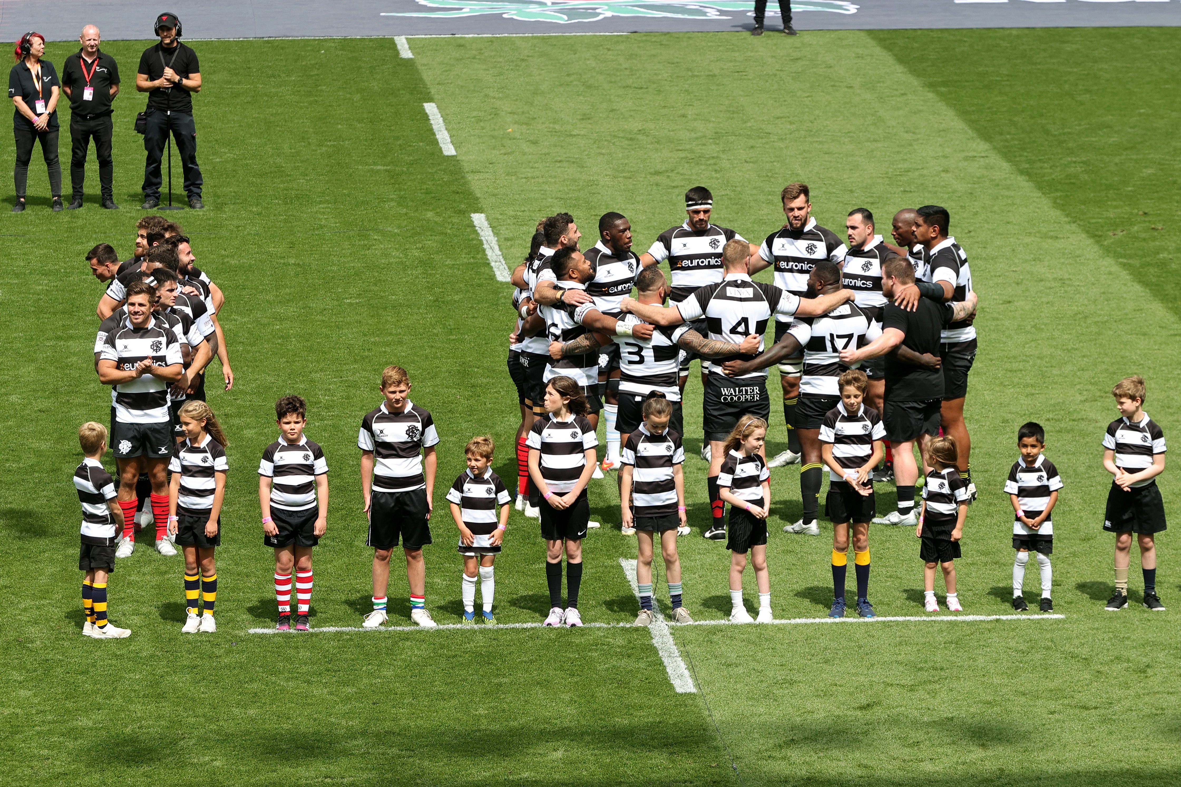 The number 10 to honour former player Phil Bennett