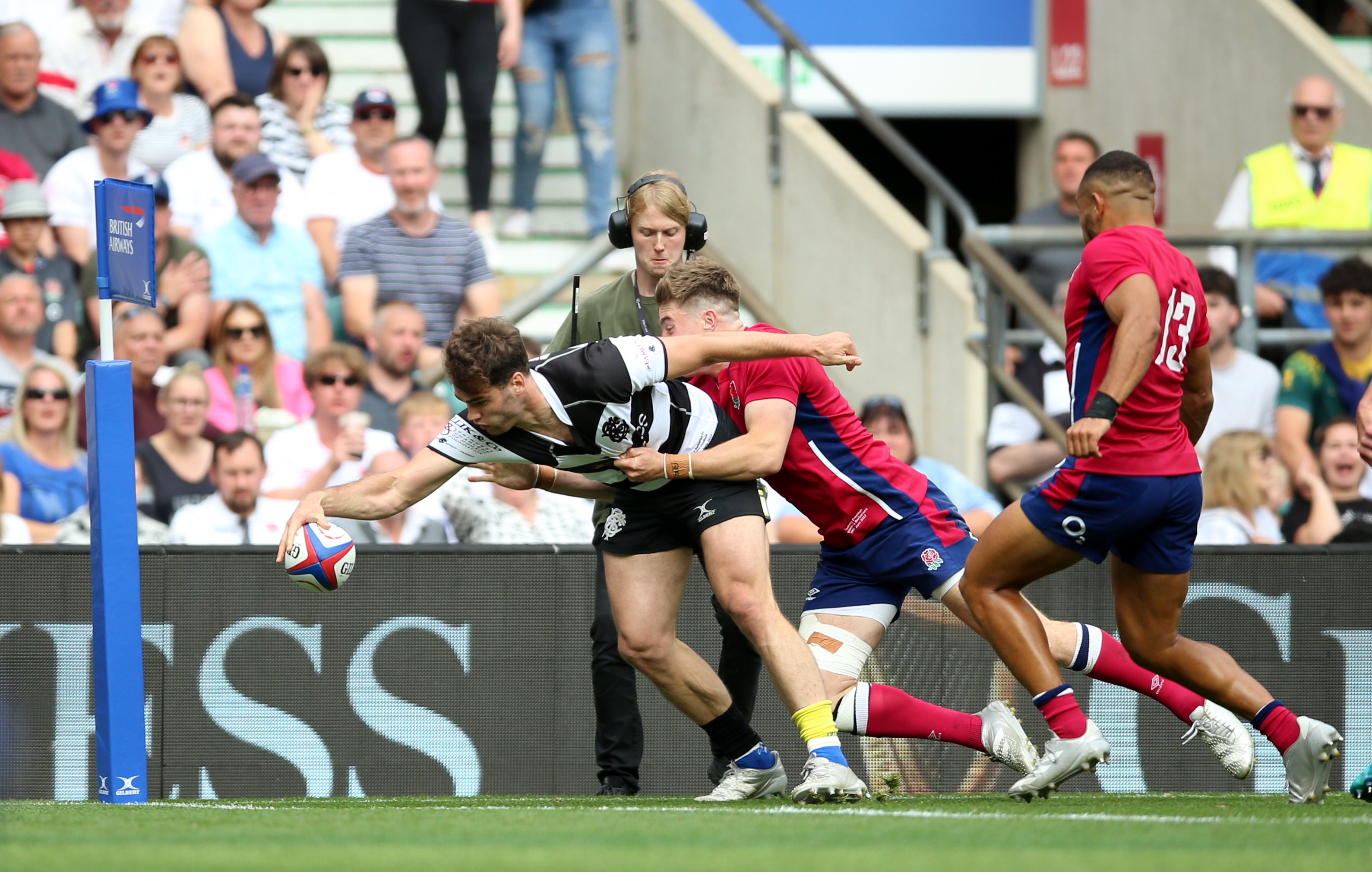 Damien Penaud scores in the corner