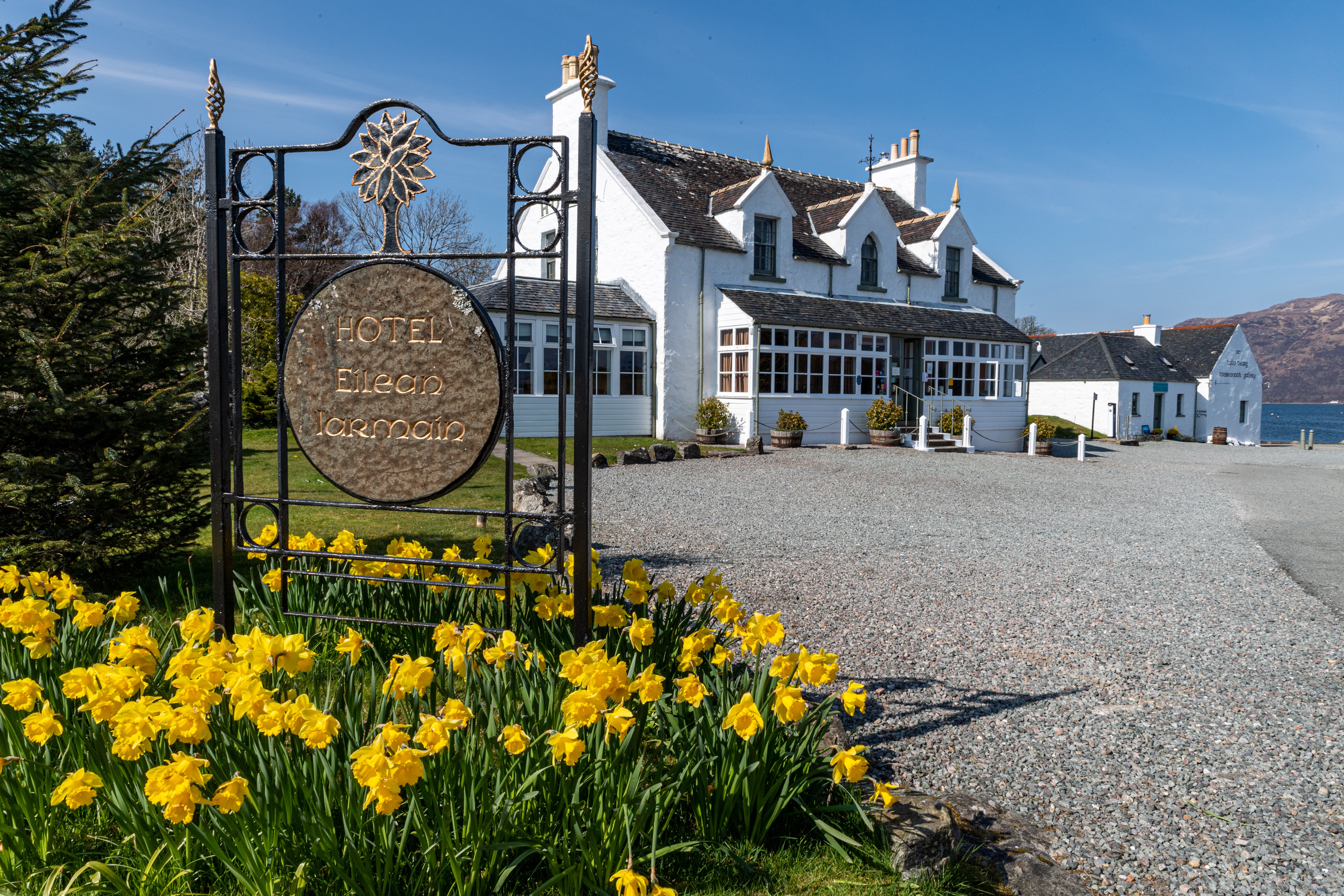 Stay in one of the Eileen Larmain’s 12 historic bedrooms