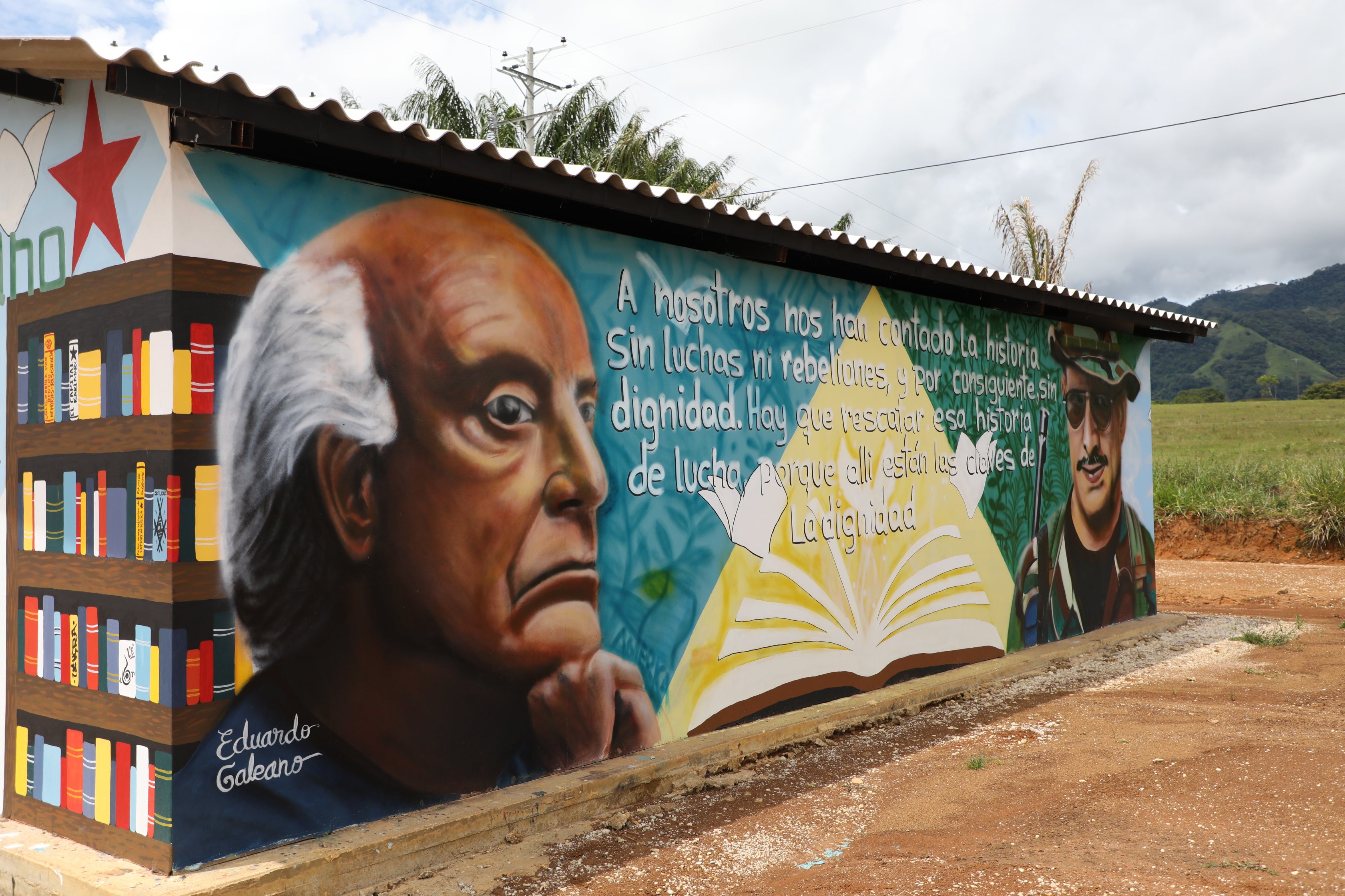 One of the many thought-inspiring murals painted on the houses of Agua Bonita