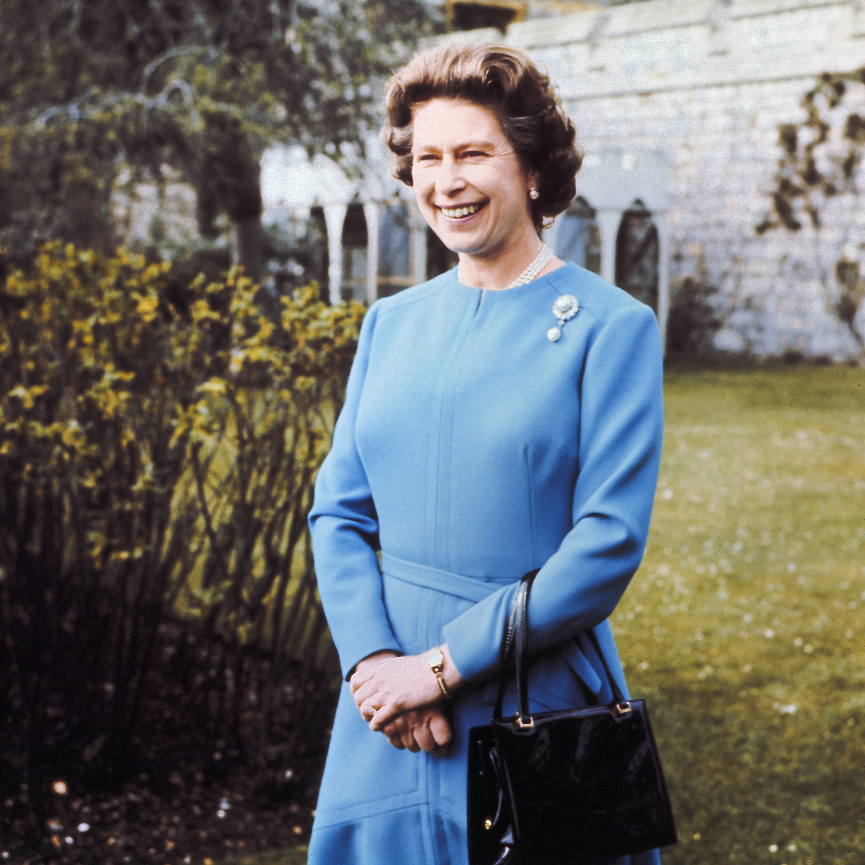 The Queen wears the Duchess of Cambridge broach in a portrait taken for her 50th birthday in 1976